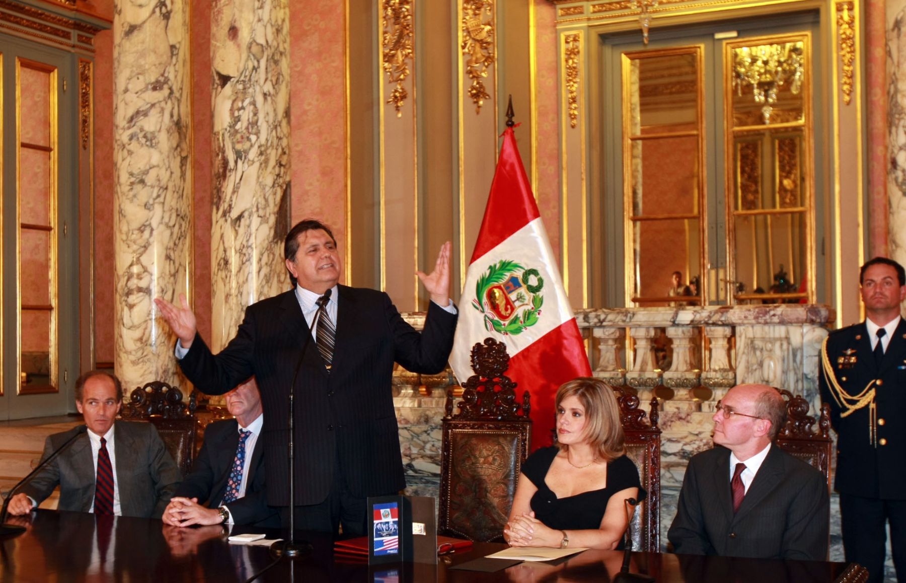 El Presidente Alan García encabeza ceremonia en Palacio de Gobierno con motivo de la entrada en vigencia del TLC con EEUU. Foto:Sepres