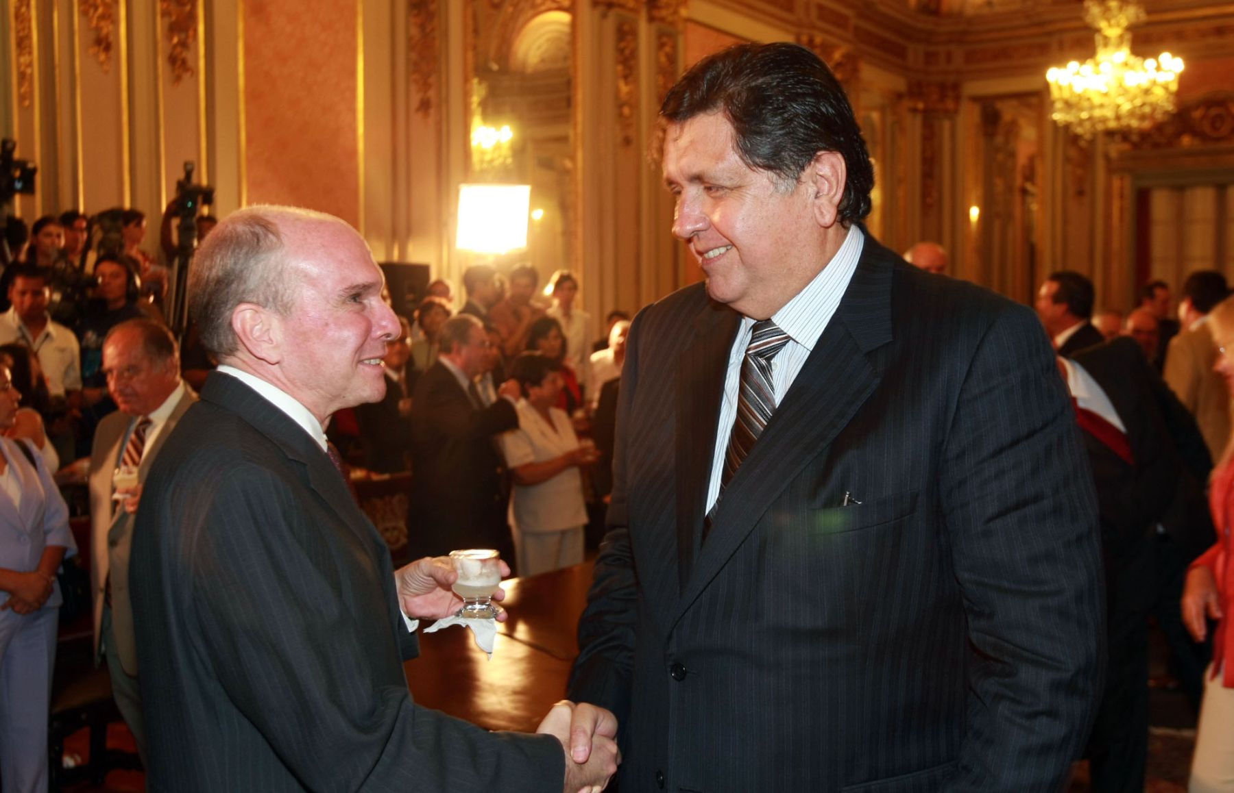 El Presidente Alan García y el embajador de Estados Unidos en el Perú, Michael McKinley, tras ceremonia de implementación de TLC con EEUU. Foto: Sepres