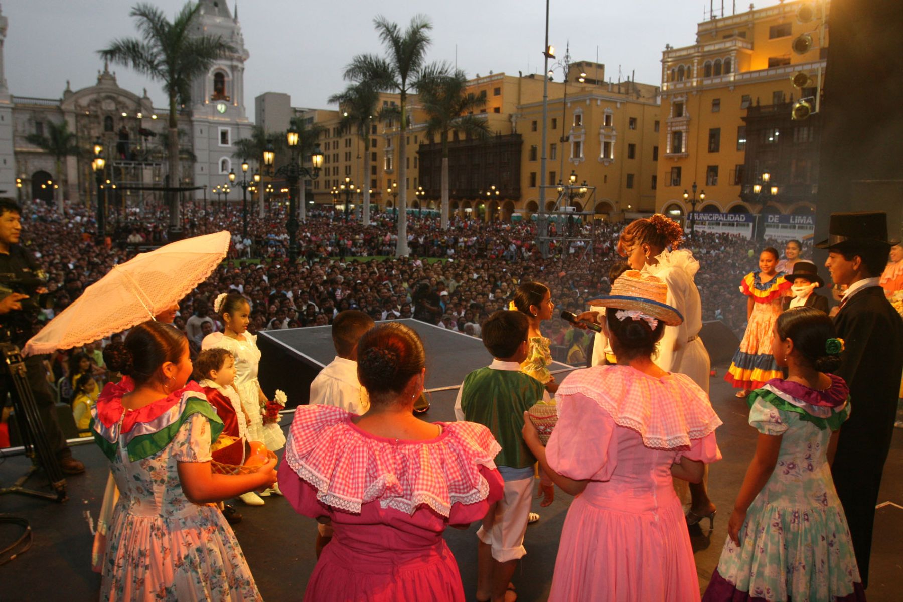 Serenata en la plaza de armas de Lima, en víspera de su 474 aniversario de fundación. Foto: ANDINA/ Vidal Tarqui