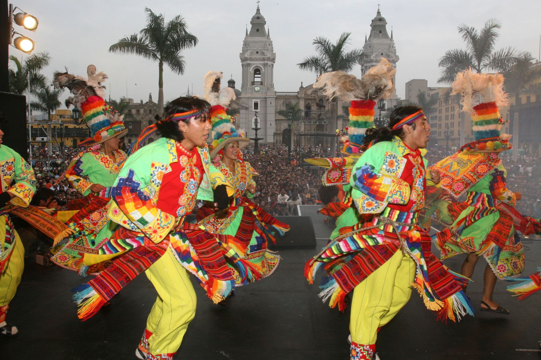Serenata en la plaza de armas de Lima, en víspera de su 474 aniversario de fundación. Foto: ANDINA/ Vidal Tarqui