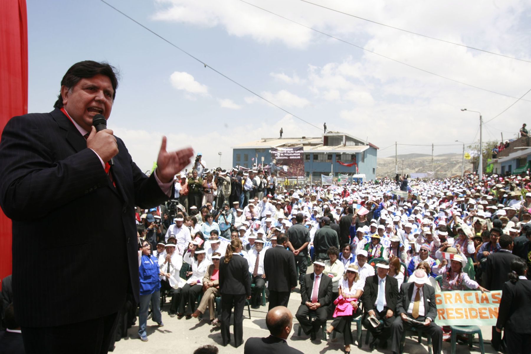 El presidente de la República, Alan García, inauguró la UBAP Miguel Grau y el Centro del Adulto Mayor Miguel Grau de Essalud en Arequipa. Foto: Sepres.