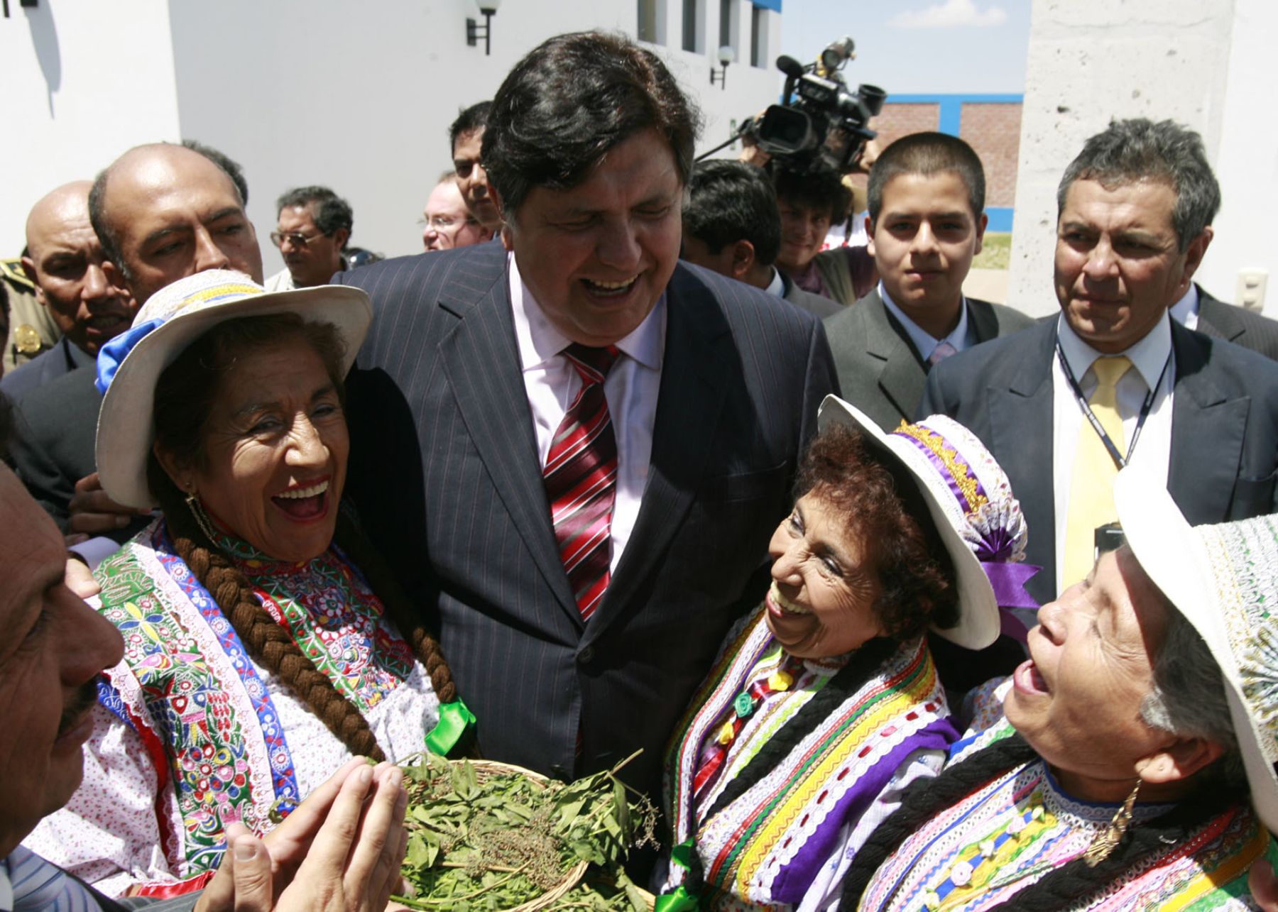 El presidente de la República, Alan García, inauguró la UBAP Miguel Grau y el Centro del Adulto Mayor Miguel Grau de Essalud en Arequipa. Foto: Sepres.