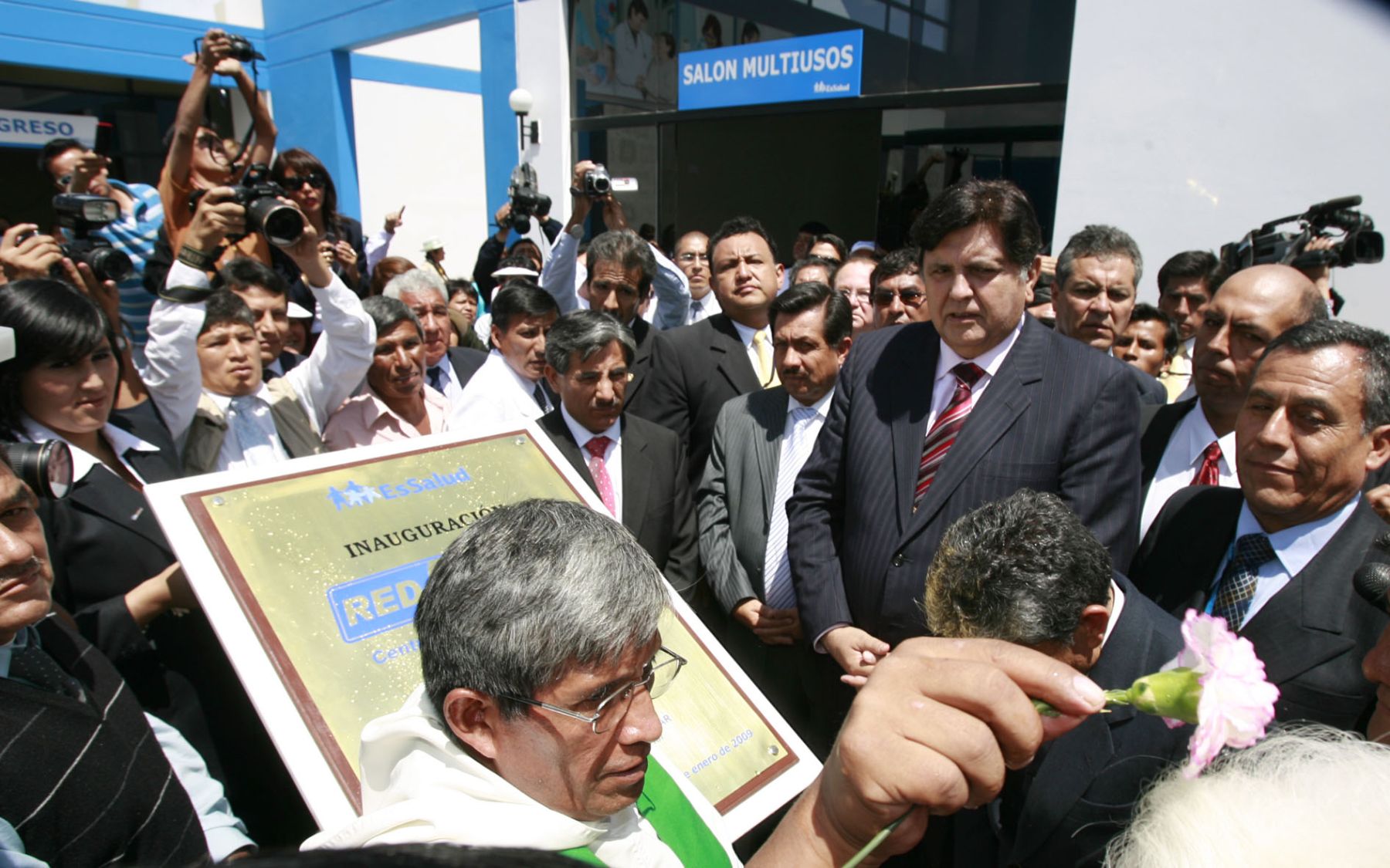 El presidente de la República, Alan García, inauguró la UBAP Miguel Grau y el Centro del Adulto Mayor Miguel Grau de Essalud en Arequipa. Foto: Sepres.