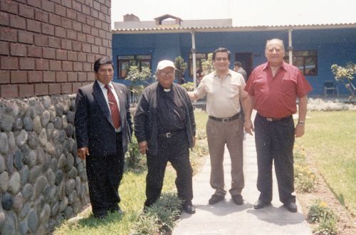 El padre Juan Serpa. junto a los ministros José Antonio Chang y Antero Flores Aráoz, en la casa albergue de Huachipa, una semana antes del fallecimiento del religioso.
