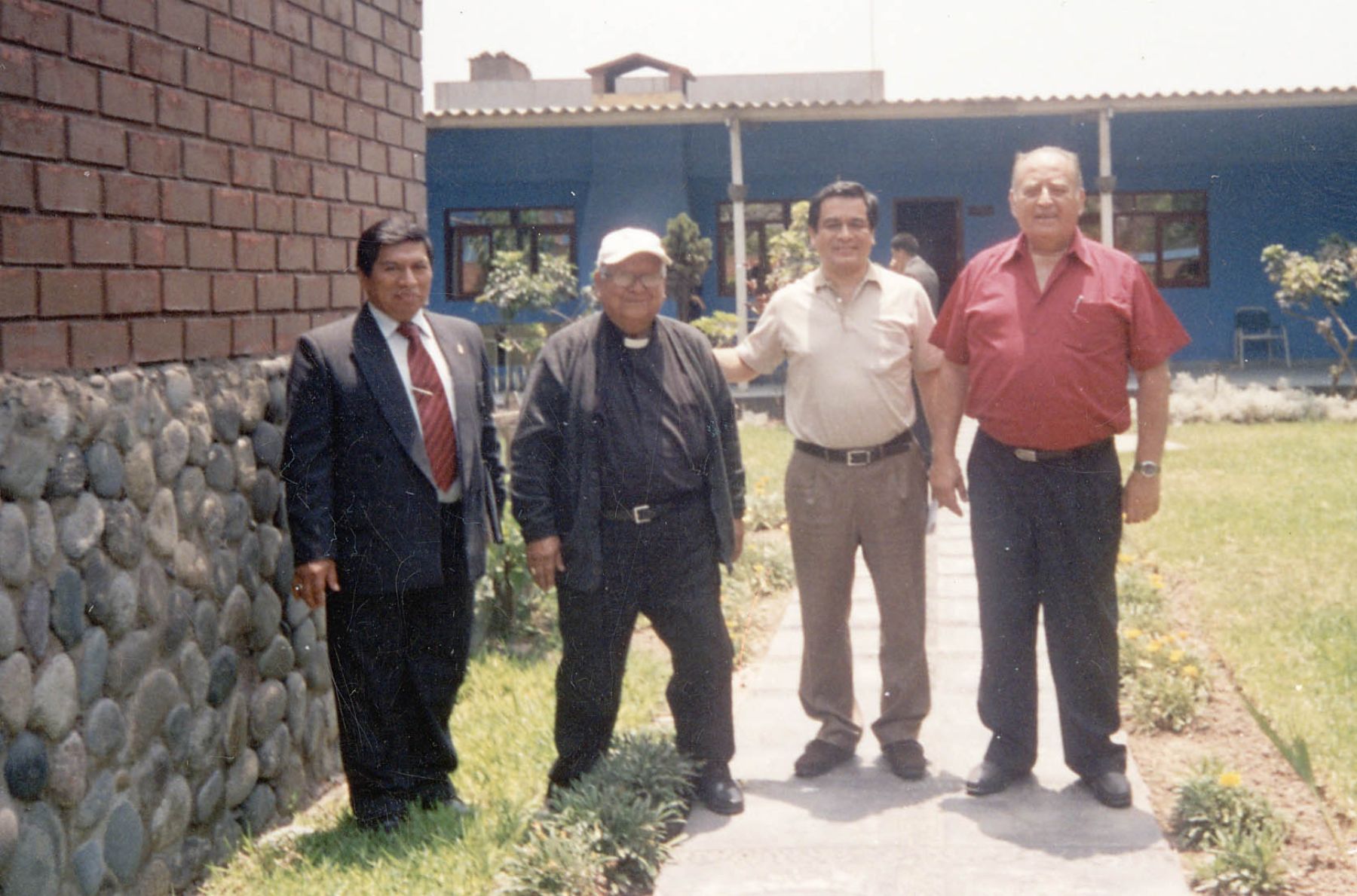 El padre Juan Serpa. junto a los ministros José Antonio Chang y Antero Flores Aráoz, en la casa albergue de Huachipa, una semana antes del fallecimiento del religioso.