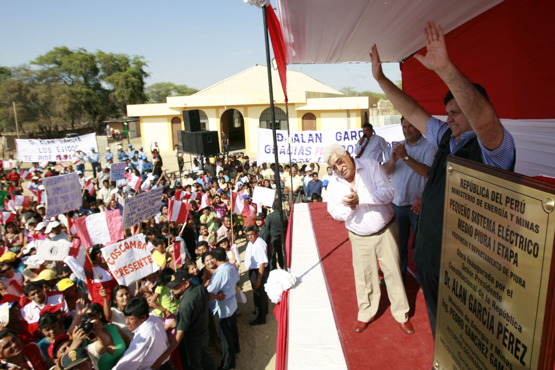 El presidente de la República,  Alan García, entregó obras de electrificación rural en la localidad de Ejidos de Huan-Rinconada en Piura. Foto: Sepres.