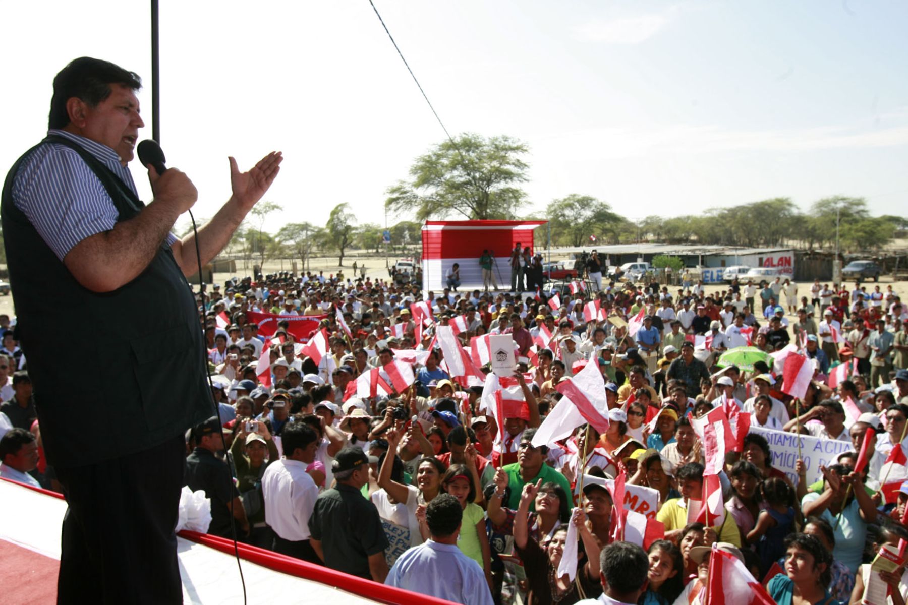 El presidente de la República,  Alan García, entregó obras de electrificación rural en la localidad de Ejidos de Huan-Rinconada en Piura. Foto: Sepres.