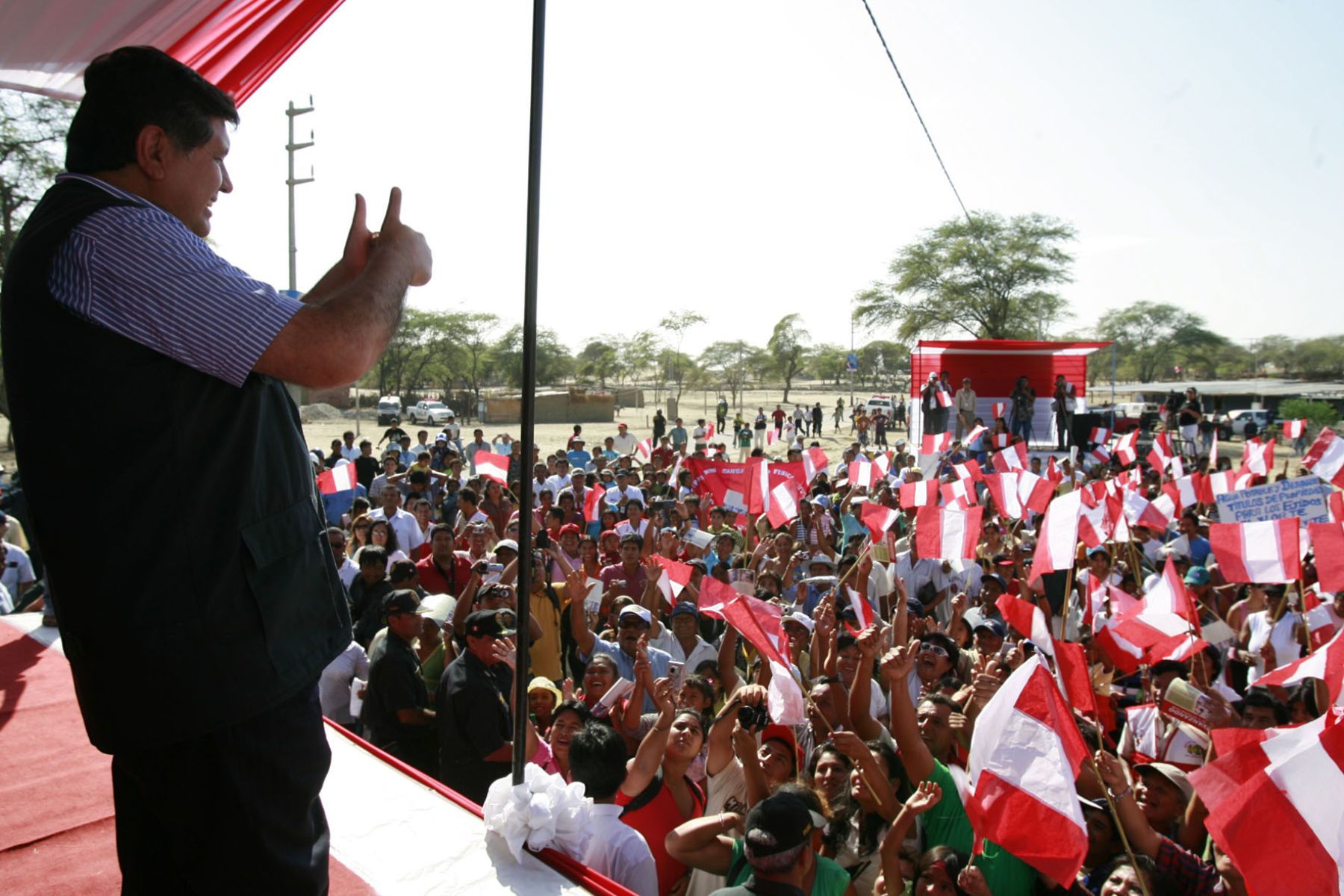 El presidente de la República,  Alan García, entregó obras de electrificación rural en la localidad de Ejidos de Huan-Rinconada en Piura. Foto: Sepres.