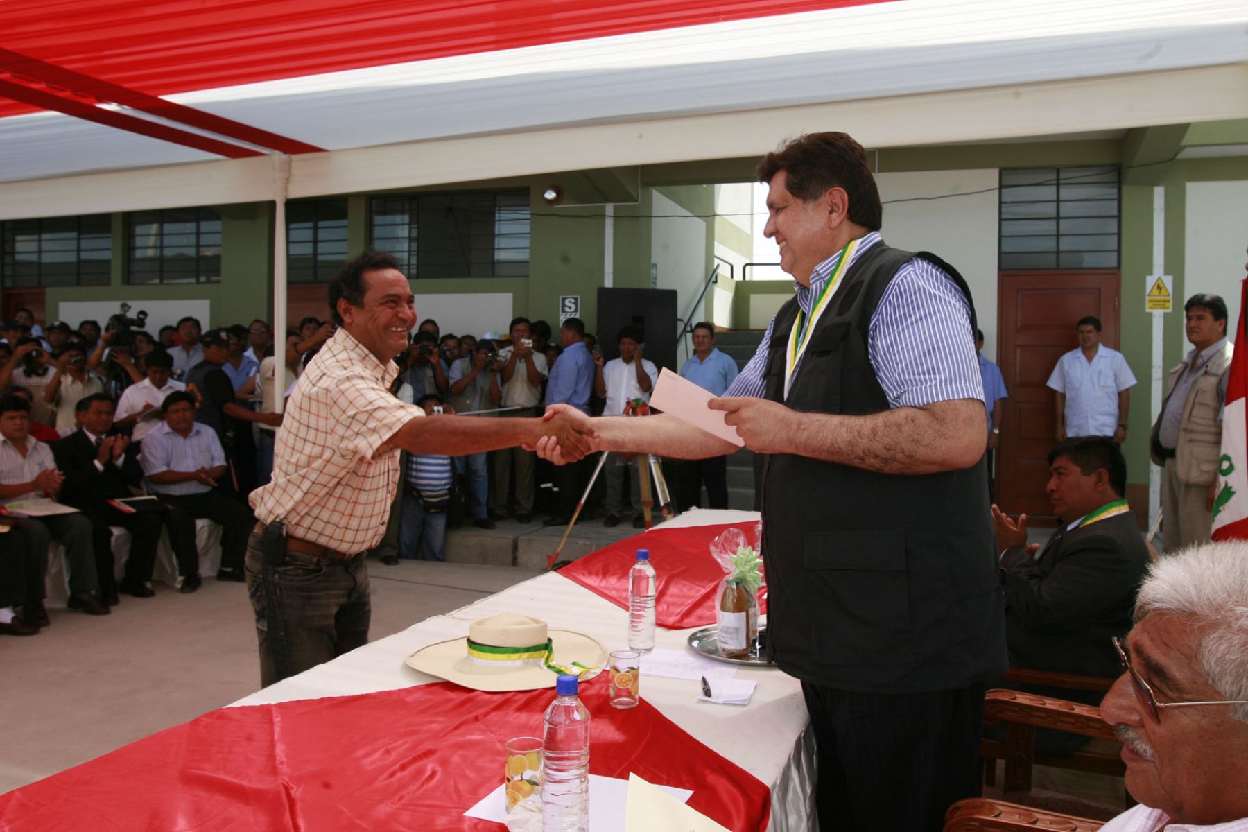 El presidente Alan García entregó fondos del Foniprel al Gobierno Regional y a los Gobiernos Locales, en el Distrito de La Unión en Piura. Foto: Sepres.