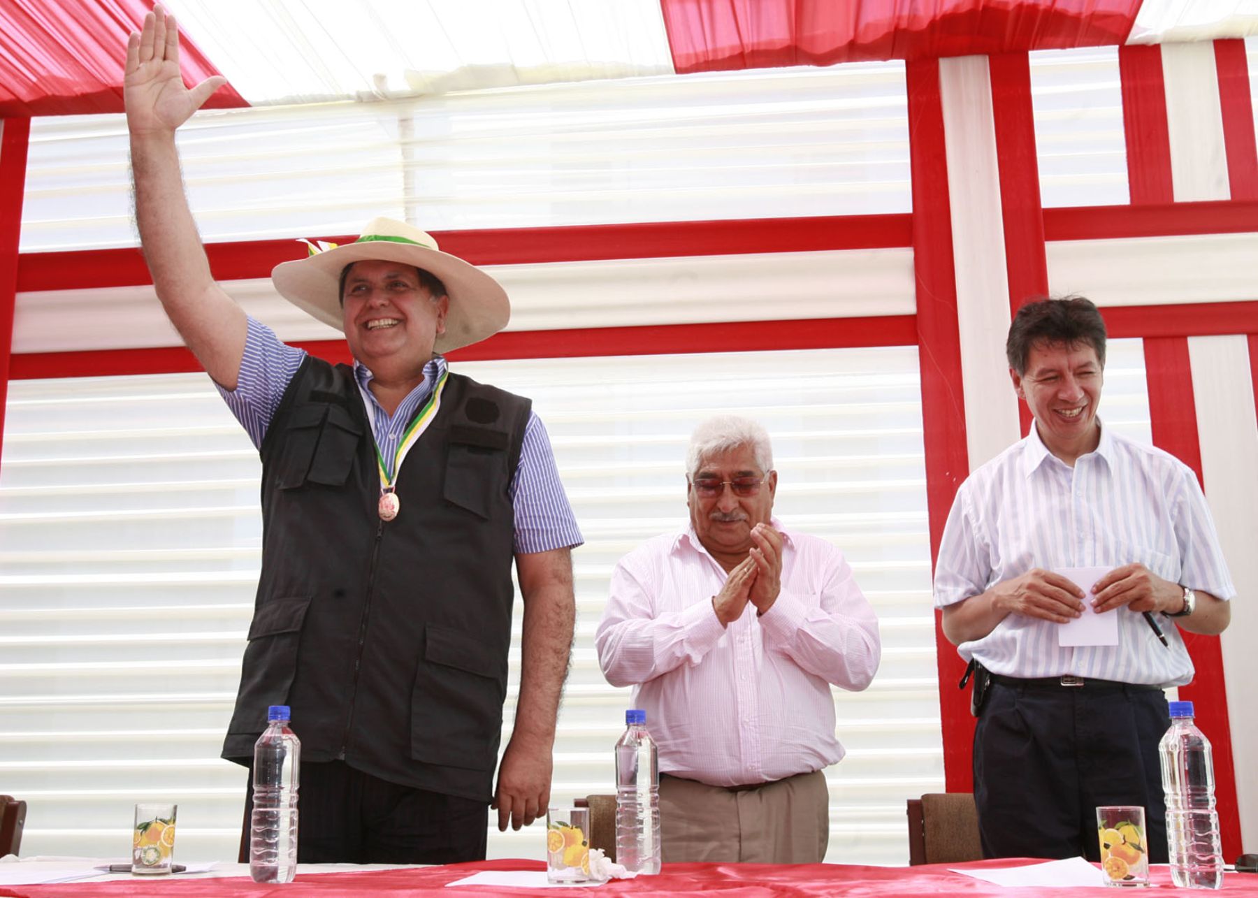 El presidente Alan García entregó fondos del Foniprel al Gobierno Regional y a los Gobiernos Locales, en el Distrito de La Unión en Piura. Foto: Sepres.