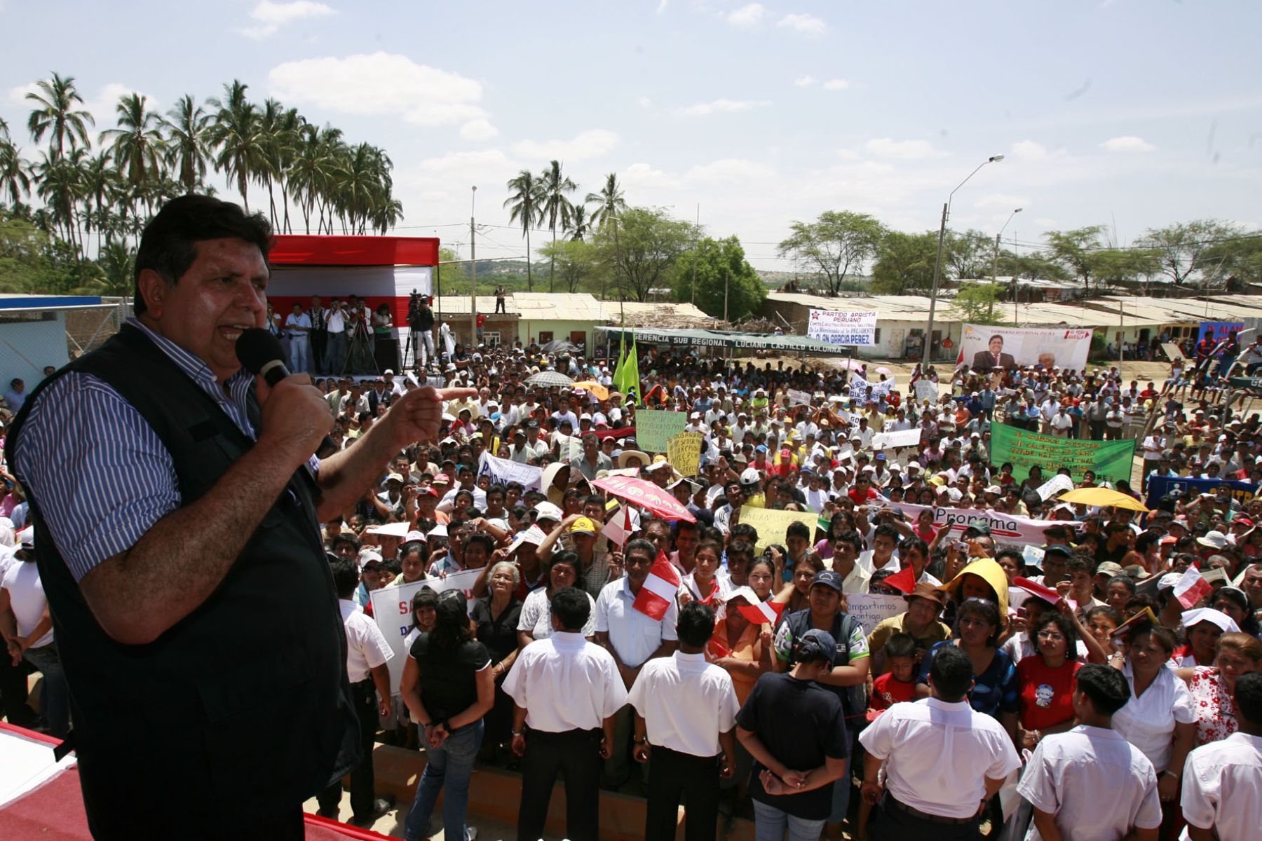 El presidente de la República, Alan García,  inauguró obras de la Ampliación y Mejoramiento del Sistema de Agua Potable y Alcantarillado en el Salitral. Foto: Sepres.