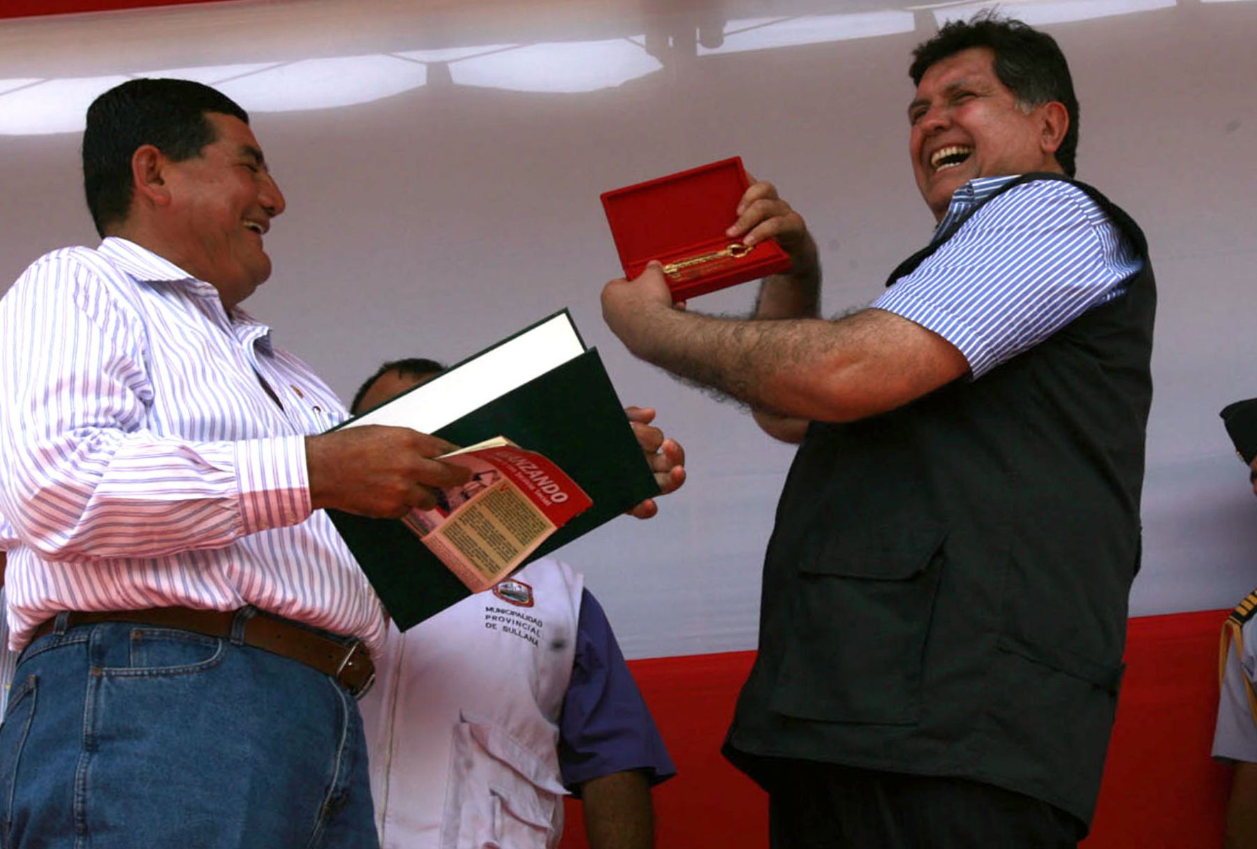 El presidente de la República, Alan García,  inauguró obras de la Ampliación y Mejoramiento del Sistema de Agua Potable y Alcantarillado en el Salitral. Foto: Sepres.