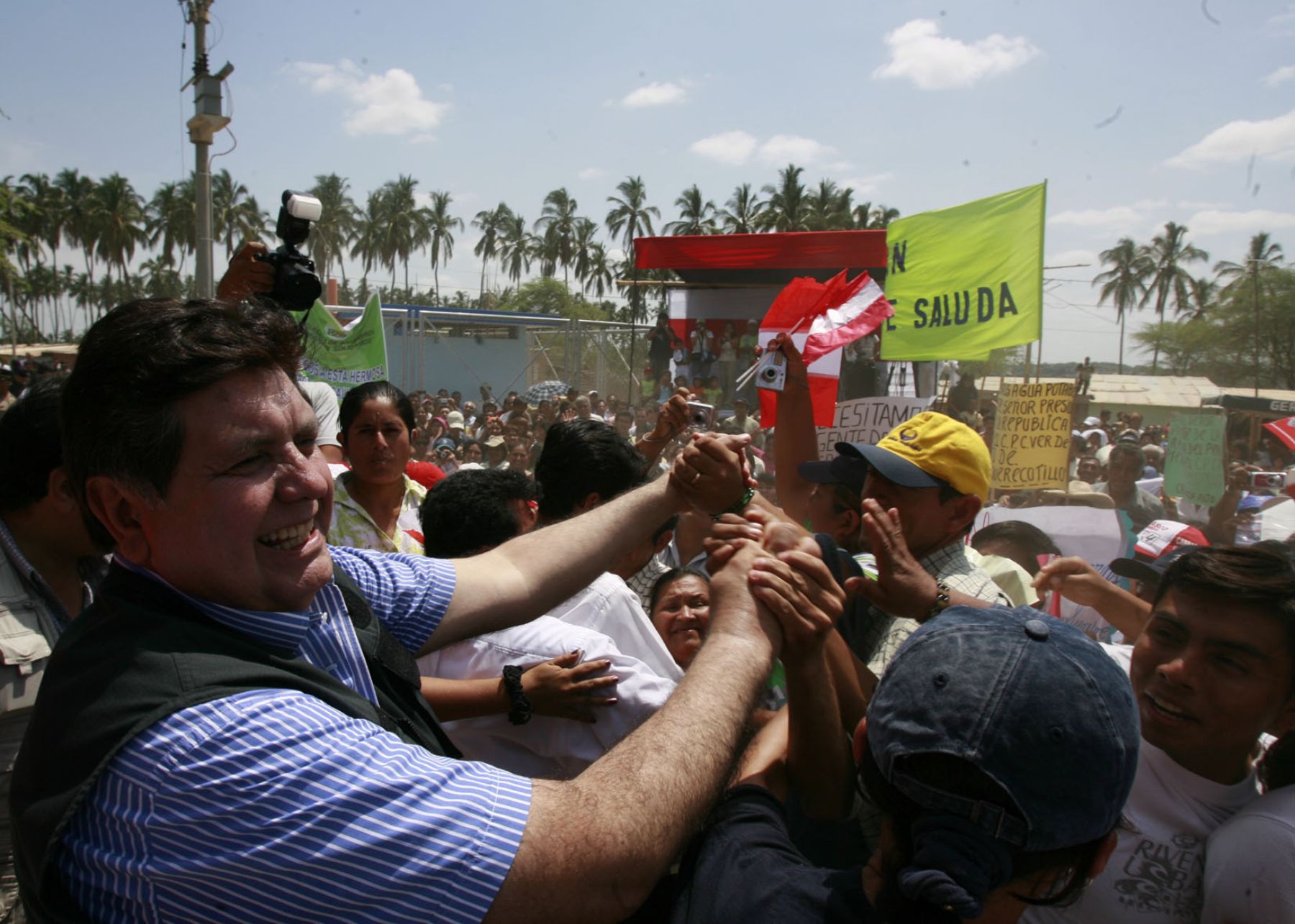 El presidente de la República, Alan García,  inauguró obras de la Ampliación y Mejoramiento del Sistema de Agua Potable y Alcantarillado en el Salitral. Foto: Sepres.