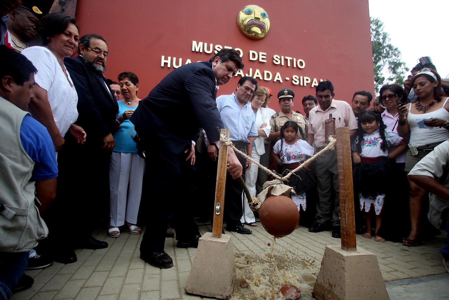 El Presidente de la República, Alan García Pérez preside la ceremonia de inauguración del Museo de Sitio en el complejo de la Huaca Rajada - Sipán, ubicado a 100 metros del complejo arqueológico donde se descubrió la tumba del Señor de Sipán. Foto: ANDINA / Alberto Orbegoso