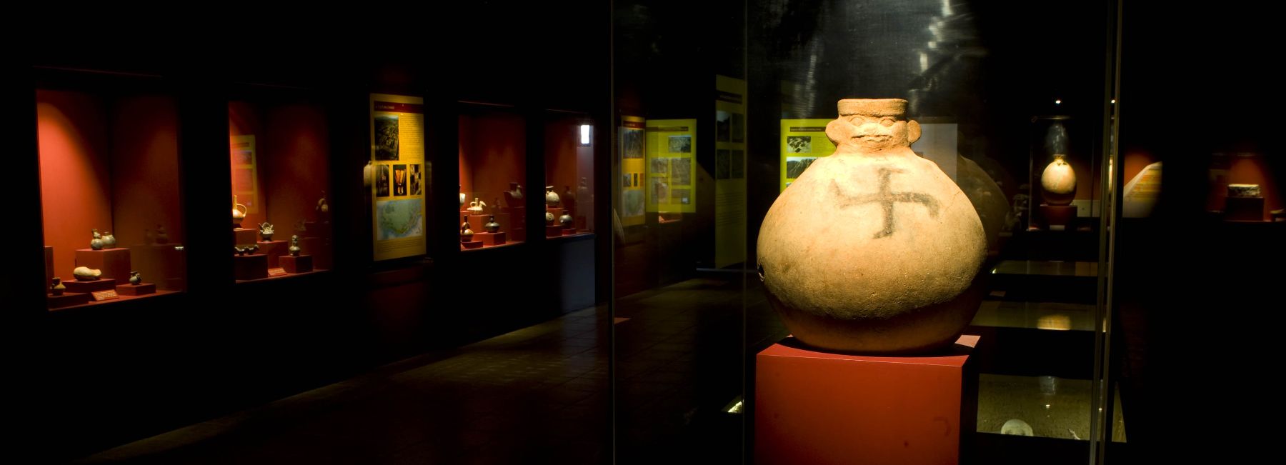 Piezas Mochica exhibida en el Museo de Sitio en el complejo de la Huaca Rajada - Sipán, ubicada a 100 metros del complejo arqueológico donde se descubrió la tumba del Señor de Sipán. Foto: ANDINA / Alberto Orbegoso.
