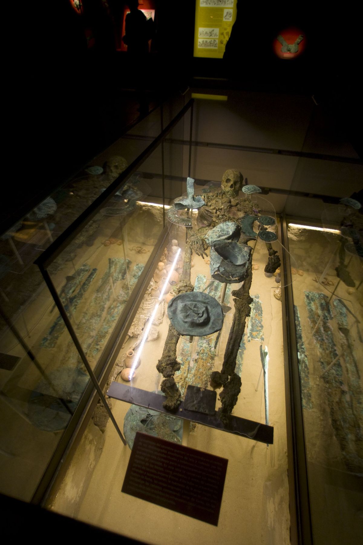 Restos humanos y piezas exhibidos en el Museo de Sitio en el complejo de la Huaca Rajada - Sipán, ubicada a 100 metros del complejo arqueológico donde se descubrió la tumba del Señor de Sipán. Foto: ANDINA / Alberto Orbegoso