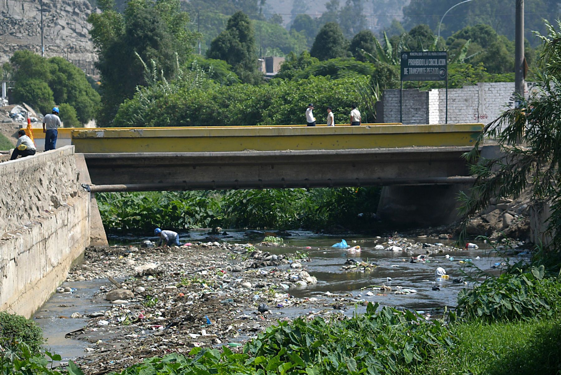 Río Huaycoloro incrementa su caudal y amenaza con desbordarse debido a la acumulación de desmonte y basura en su cauce. Foto: ANDINA / Rubén Grández.