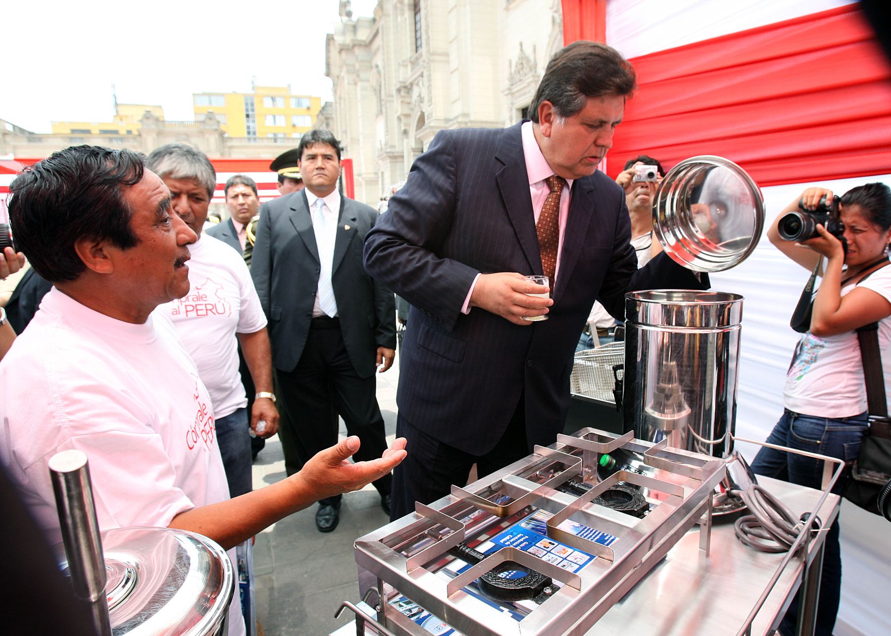 El presidente de la República, Alan García, lanzó esta mañana la campaña “Cómprale al Perú” en el Patio de Honor de Palacio de Gobierno. .Foto.ANDINA / Norman Córdova.