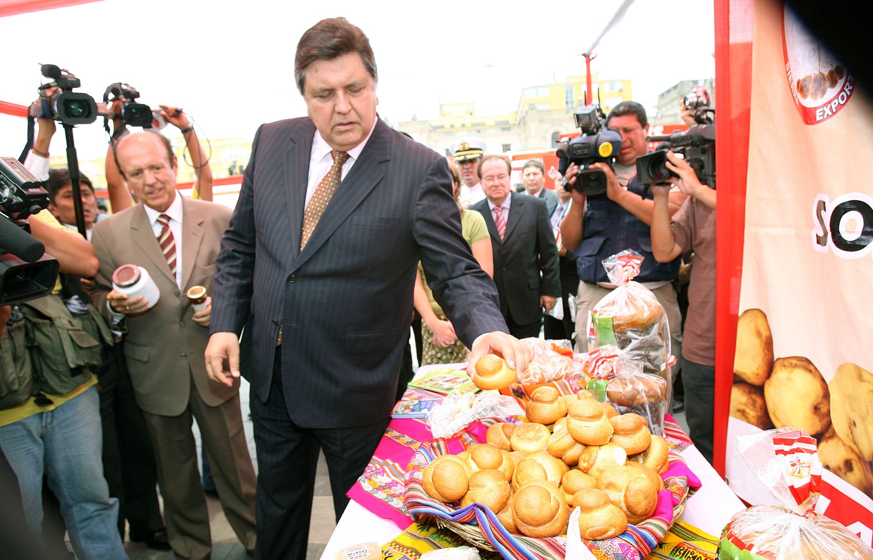 El presidente de la República, Alan García, lanzó esta mañana la campaña “Cómprale al Perú” en el Patio de Honor de Palacio de Gobierno. .Foto.ANDINA / Norman Córdova.