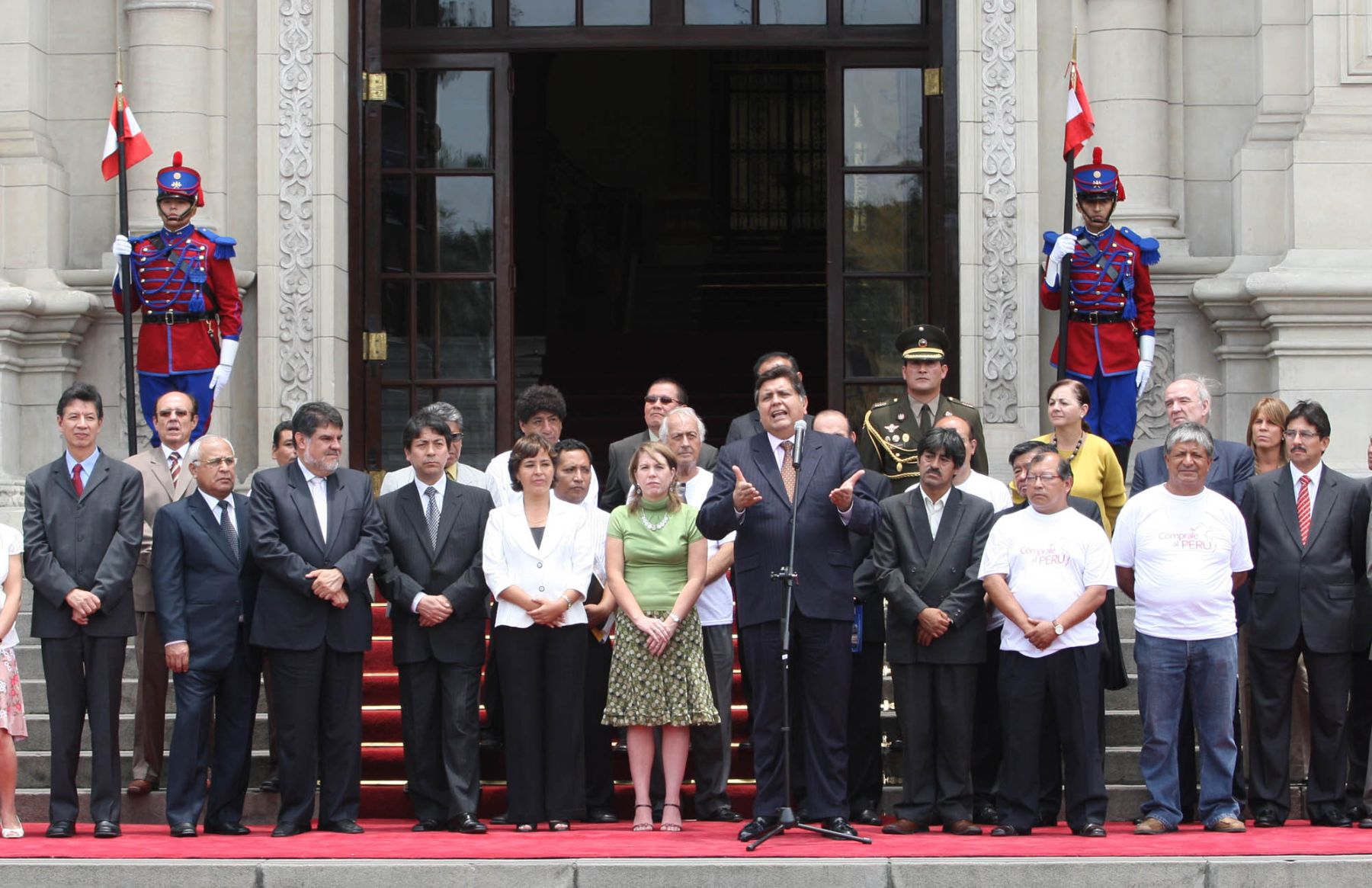 El presidente de la República, Alan García, lanzó esta mañana la campaña “Cómprale al Perú” en el Patio de Honor de Palacio de Gobierno. .Foto.ANDINA / Norman Córdova.