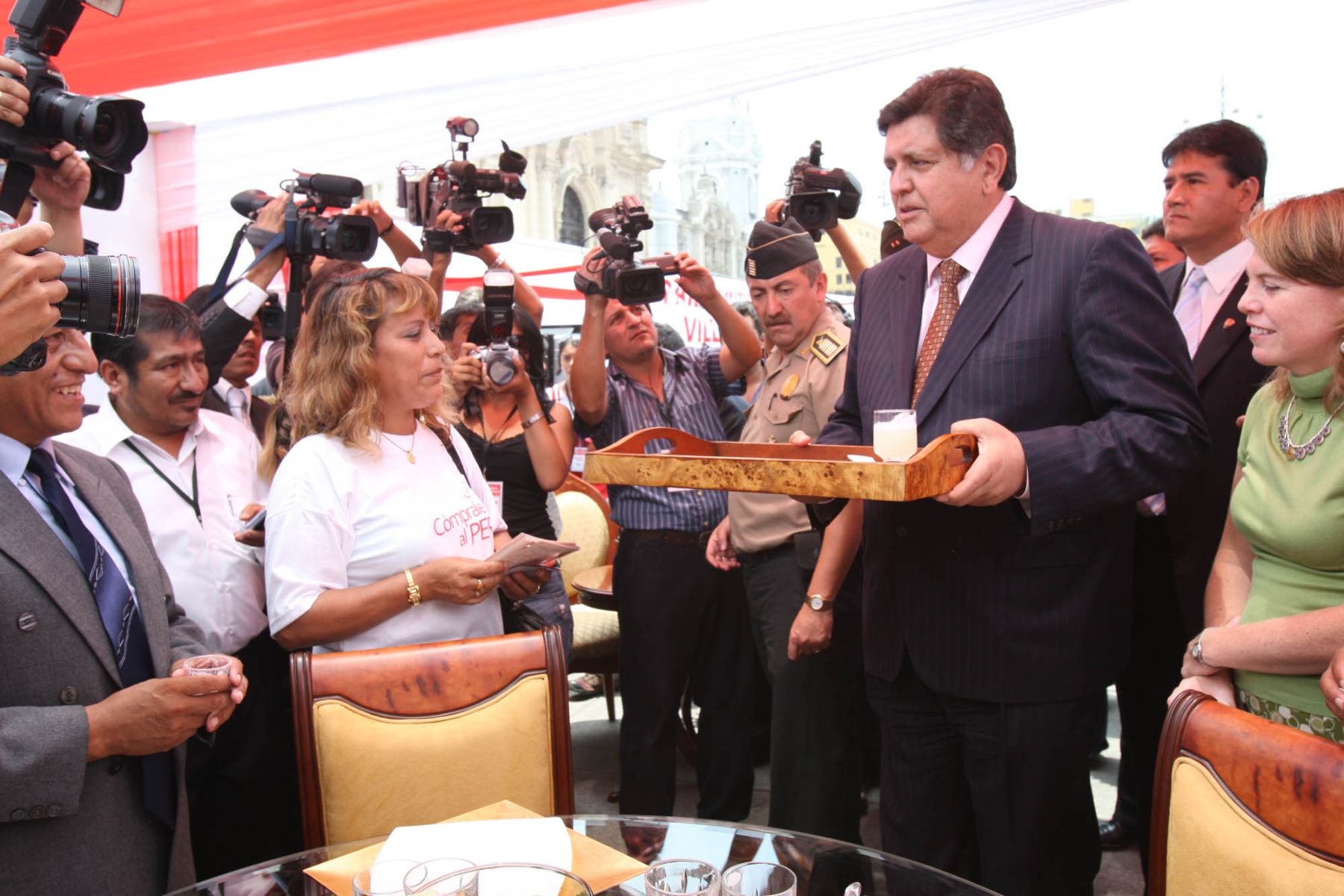 El presidente de la República, Alan García, lanzó esta mañana la campaña “Cómprale al Perú” en el Patio de Honor de Palacio de Gobierno. .Foto.ANDINA / Norman Córdova.
