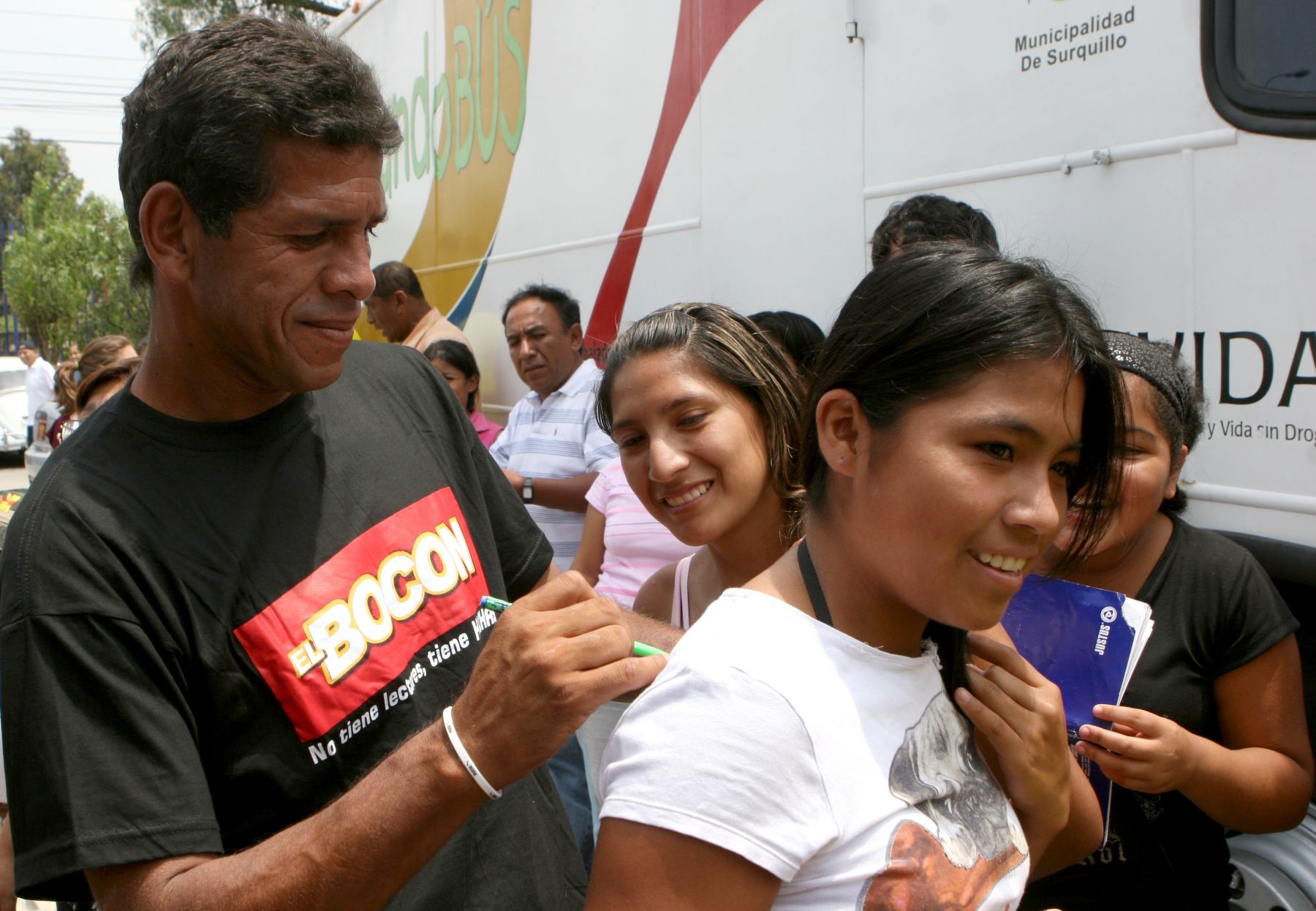 José Luis Carranza, participa en las actividades por el "Día Mundial Contra el Cancer 2009", en el local del Hospital de Neoplásicas.
Foto : ANDINA/ Jorge Paz H