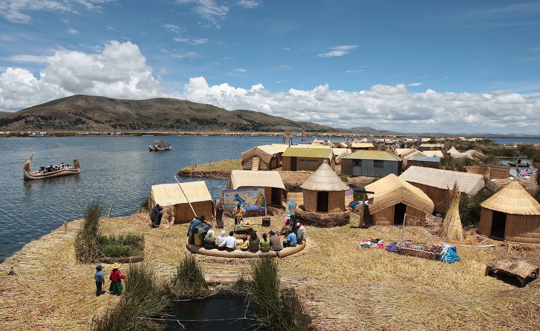 Schoolchildren support Lake Titicaca candidature at new seven wonders of nature contest. Photo:ANDINA/Carlos Lezama.