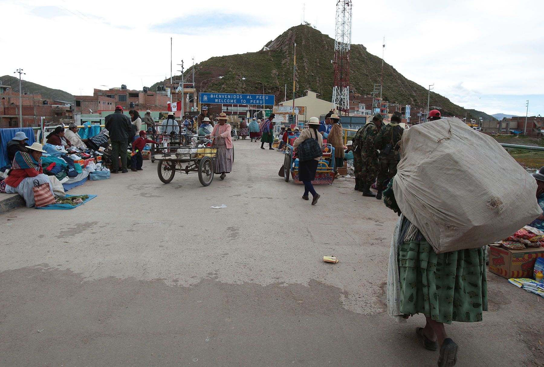 Paso de frontera peruano boliviana en Desaguadero, Puno. ANDINA/Carlos Lezama