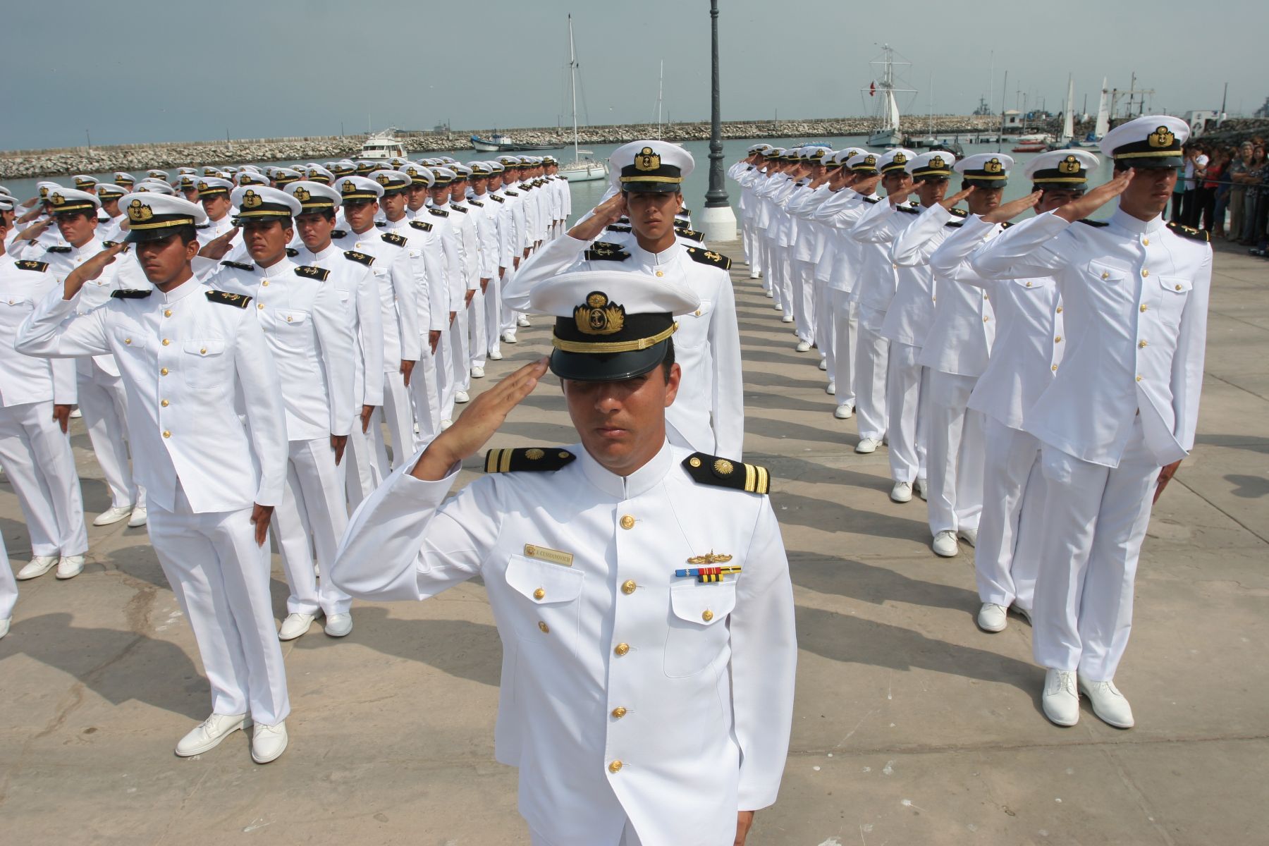 Más de 120 cadetes navales iniciaron hoy crucero de instrucción de casi ...