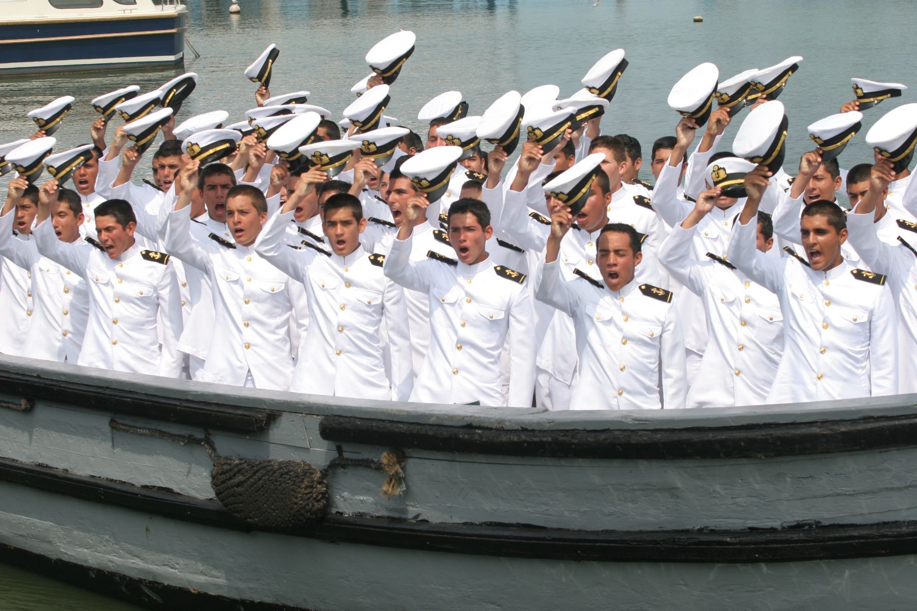 Más de 120 cadetes navales iniciaron hoy crucero de instrucción de casi ...