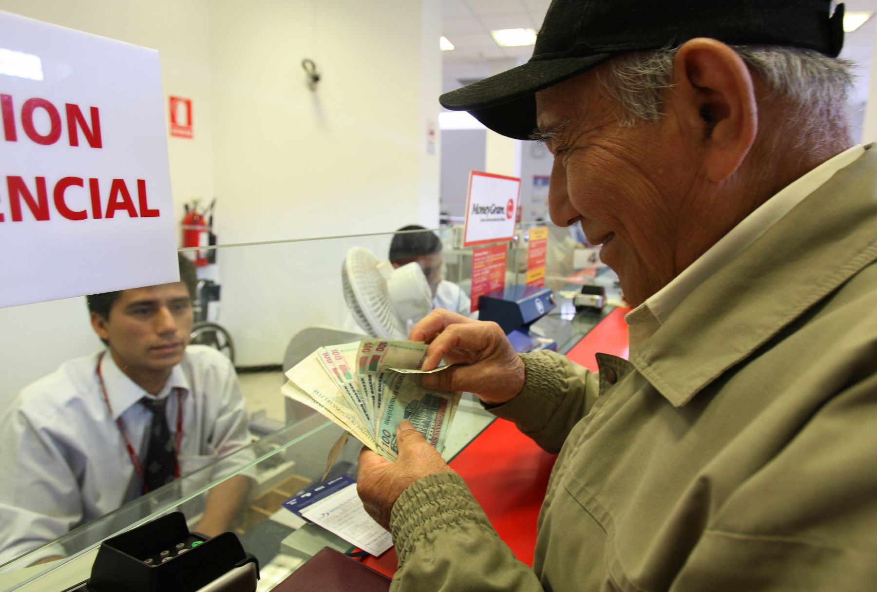 Jubilados cobrando pensiones en el Banco de la Nación.Foto: ANDINA/Norman Córdova.