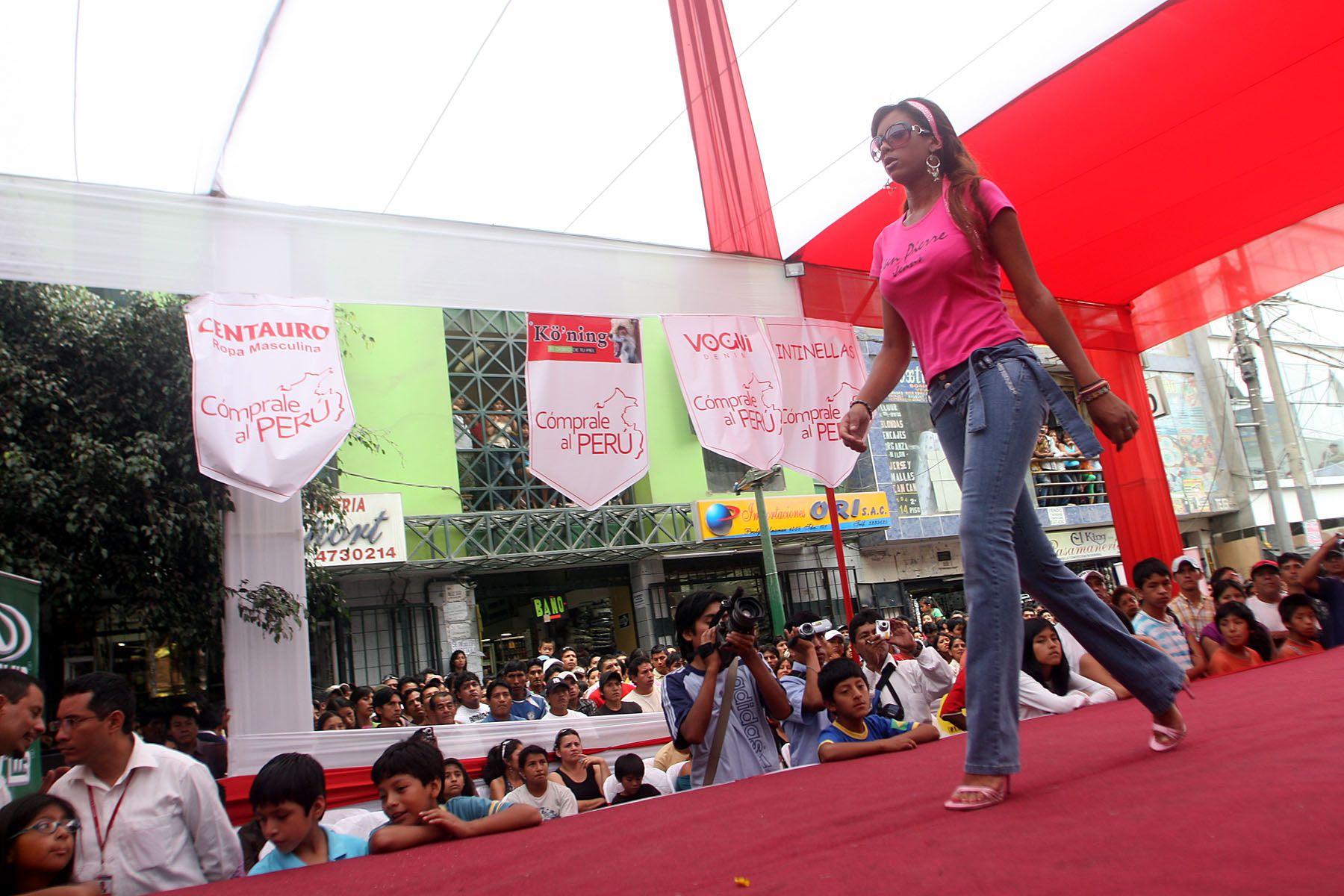 Con un colorido desfile de modas, el ministerio de la Producción lanzó esta mañana el  programa "Comprale al Perú" en Emporio Comercial de Gamarra. Foto: ANDINA / Carolina Urra