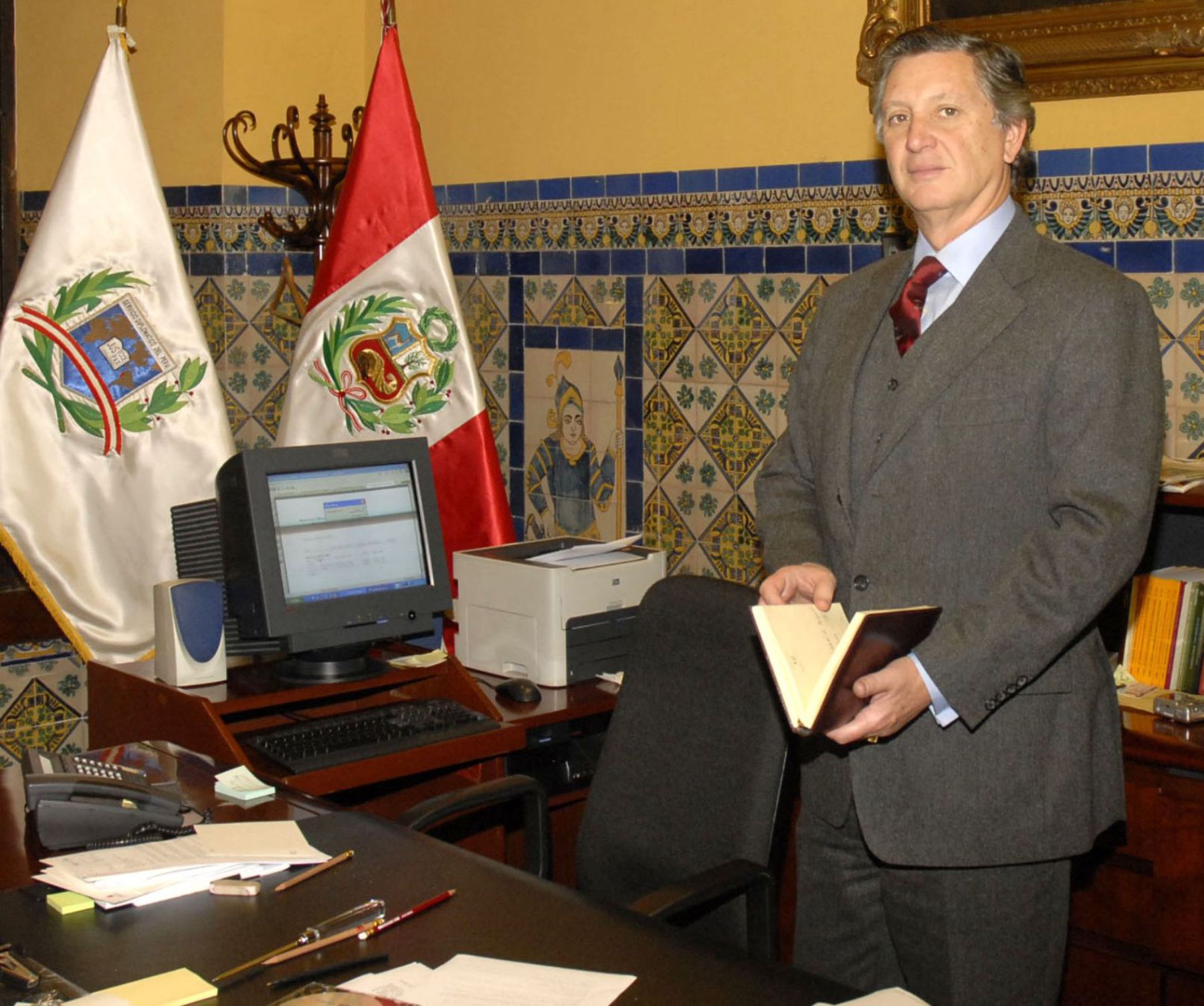 Carlos José Pareja Ríos, Embajador Extraordinario y Plenipotenciario del Perú en la República de Chile.