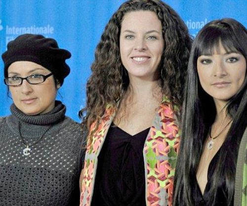 La directora del filme, Claudia Llosa; y la actriz Magaly Solier en Berlín.
