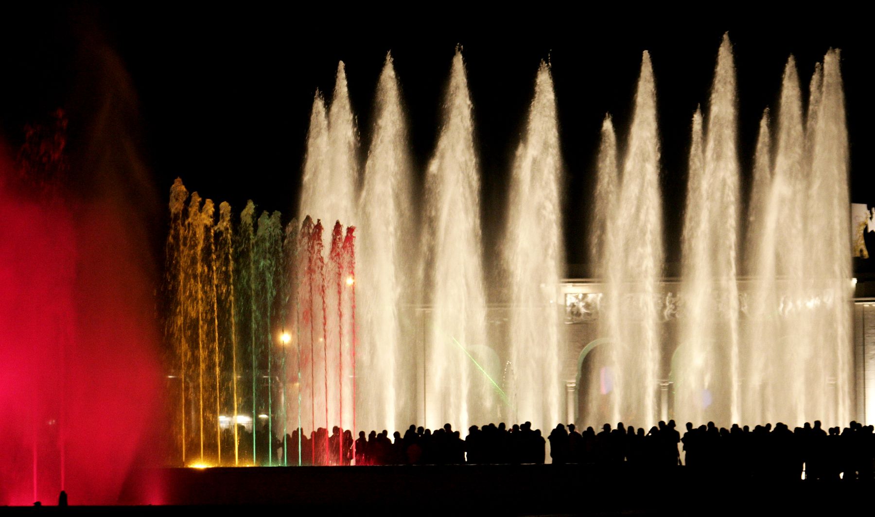 Thousands of people visited the Magical Water Circuit in Lima during Valentine’s Day. Photo: ANDINA / Rafael Cornejo.