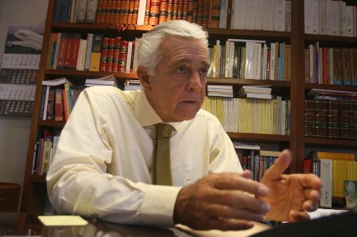 Entrevista con el jurista y ex senador, Raúl Ferrero Costa. Foto: ANDINA/Archivo.
