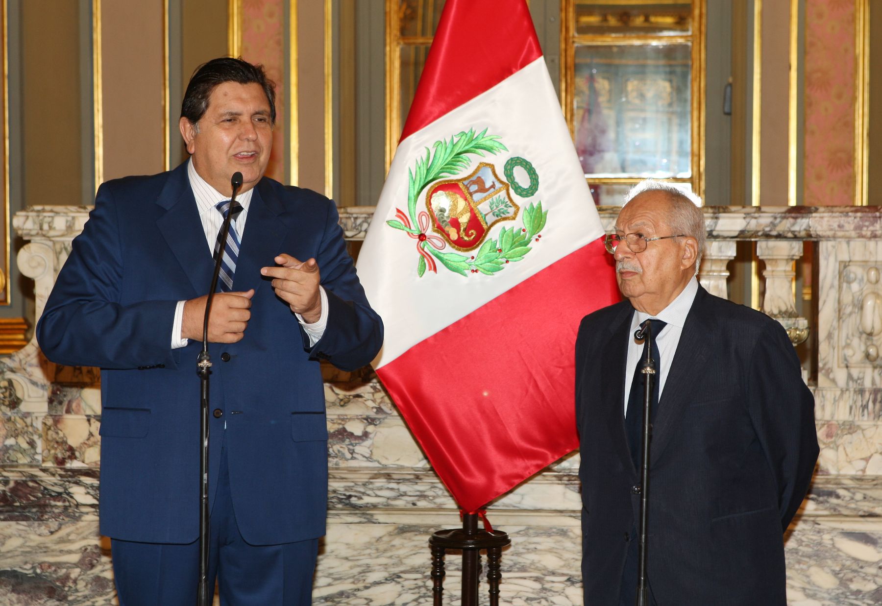 Presidente Alan García condecoró al Dr. Vicente Ugarte del Pino. Foto: ANDINA/Norman Córdova.