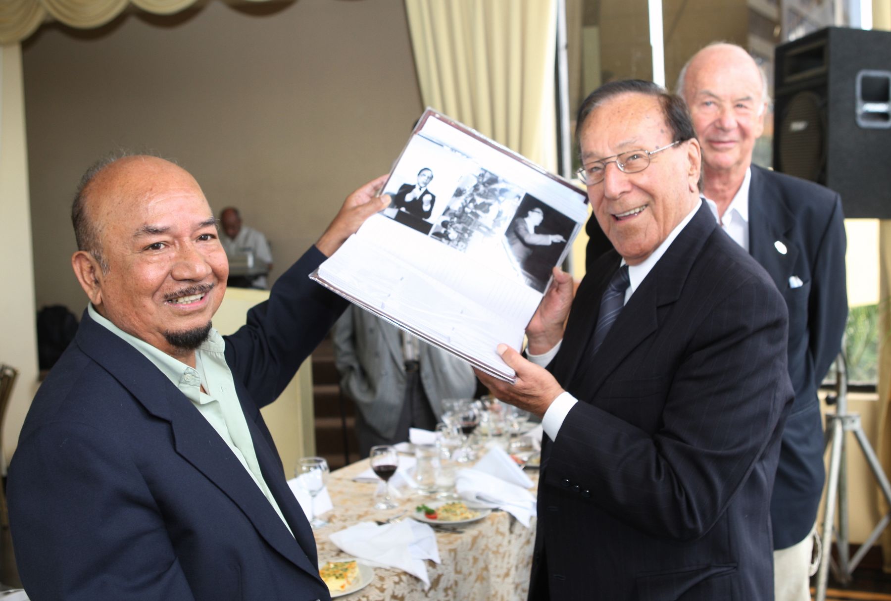 El Club de Periodistas del Perú, que preside Domingo Tamariz, rindió homenaje a Luis Bedoya Reyes por sus 90 años. Foto: ANDINA / Norman Córdova
