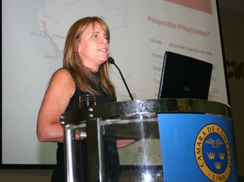 Directora ejecutiva de ProInversión, Cayetana Aljovín, en conferencia de la CCL.