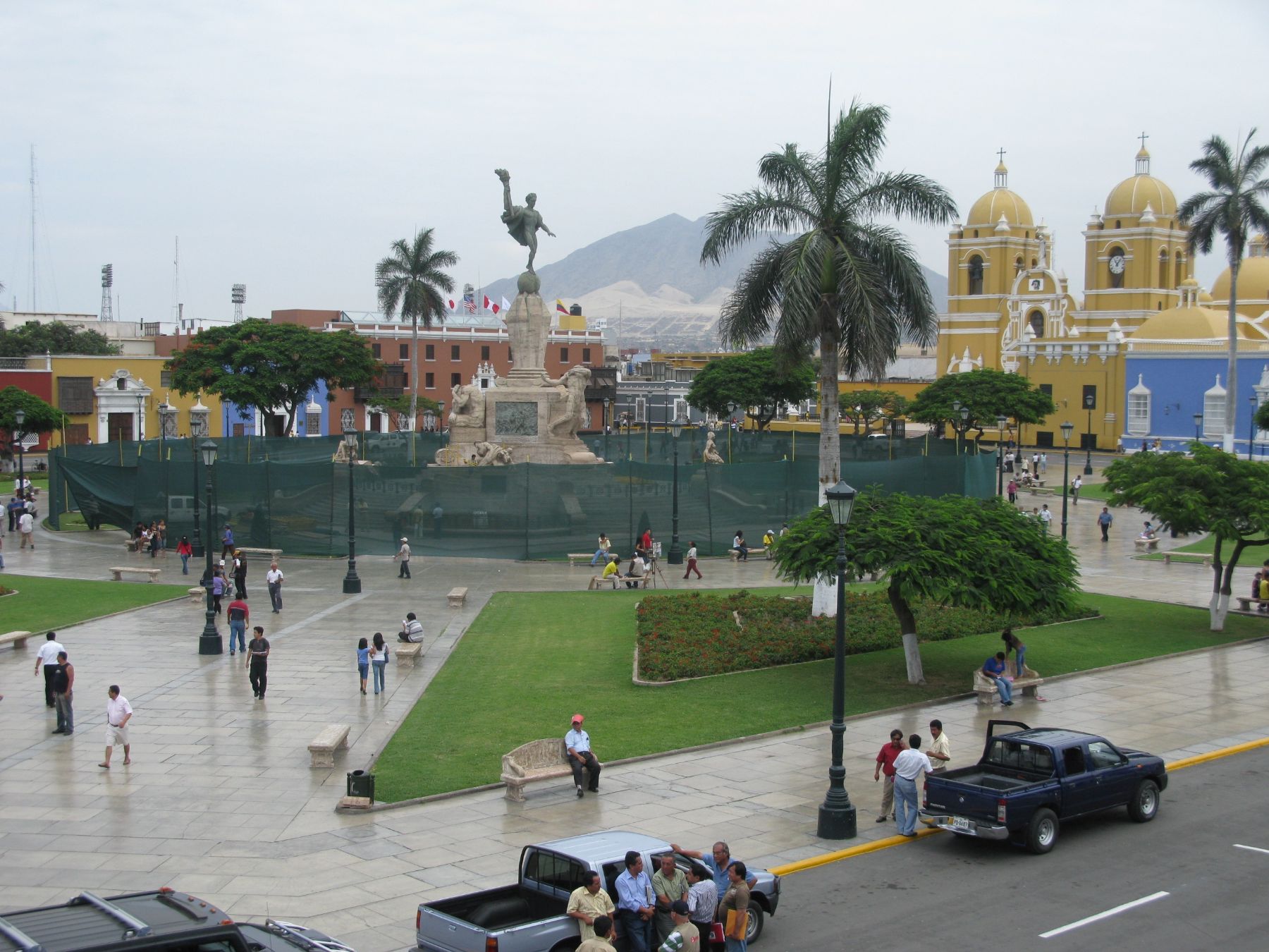 Se realizan trabajos en el monumento a la libertad de la plaza de Armas de Trujillo. Foto: ANDINA / Óscar Paz.