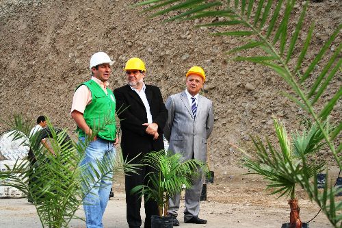 El ministro de Agricultura (al centro) inspecciona la instalación de plantones en la Costa Verde.