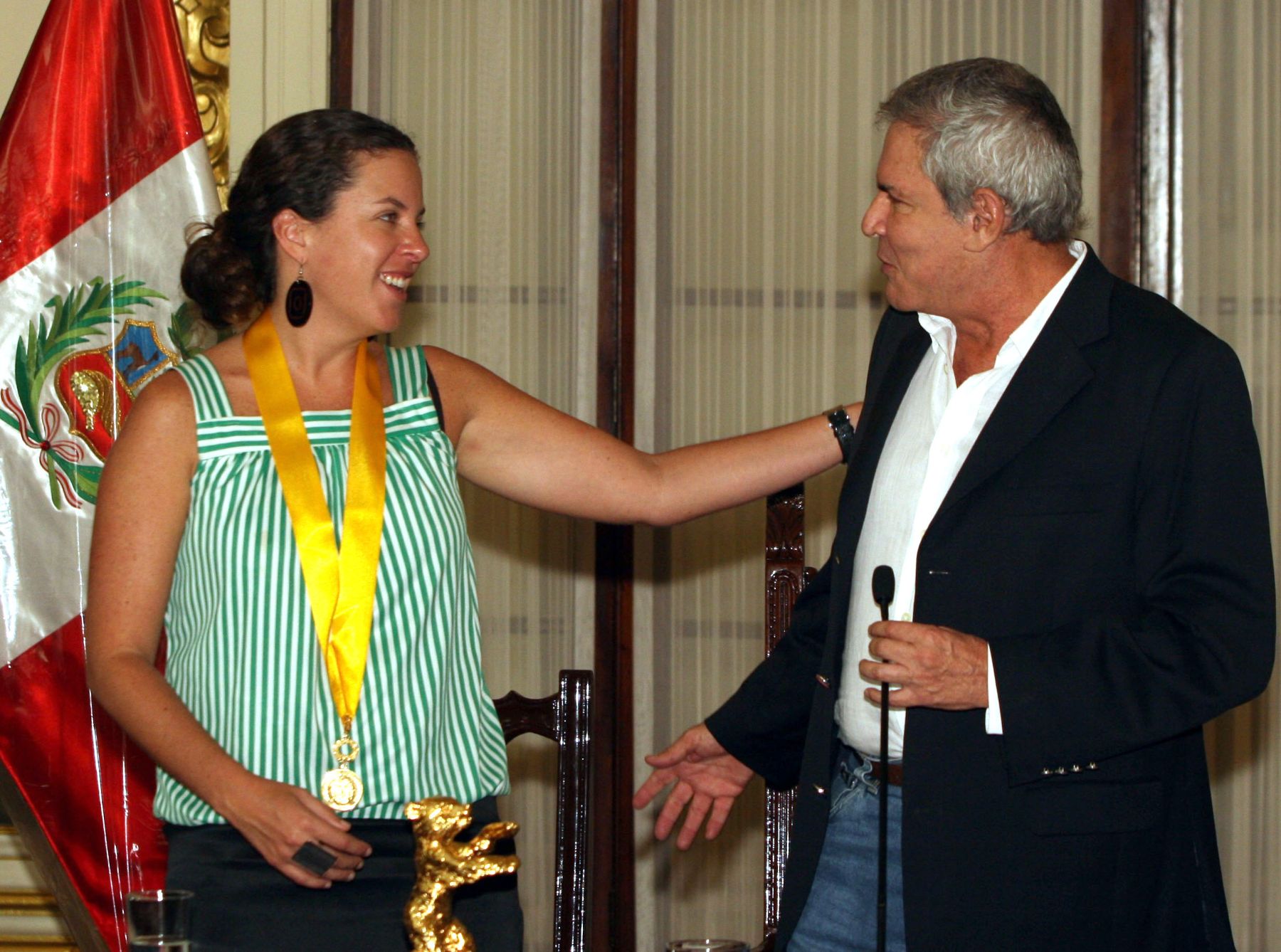 El alcalde de Lima, Luis Castañeda,  entrega medalla de la ciudad a directora de película "La Teta Asustada", Claudia Llosa. Foto: ANDINA/ Héctor Vinces.