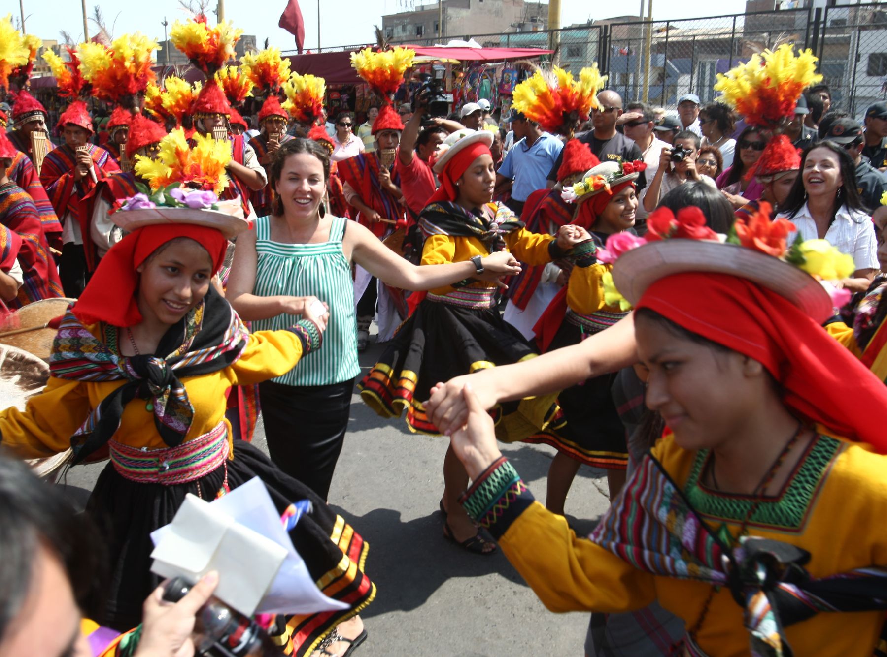 La Directora de Cine, Claudia Llosa, baila danzas típicas  en  pasacalle organizado en el distrito de La Victoria.Foto:ANDINA/Jack Ramón