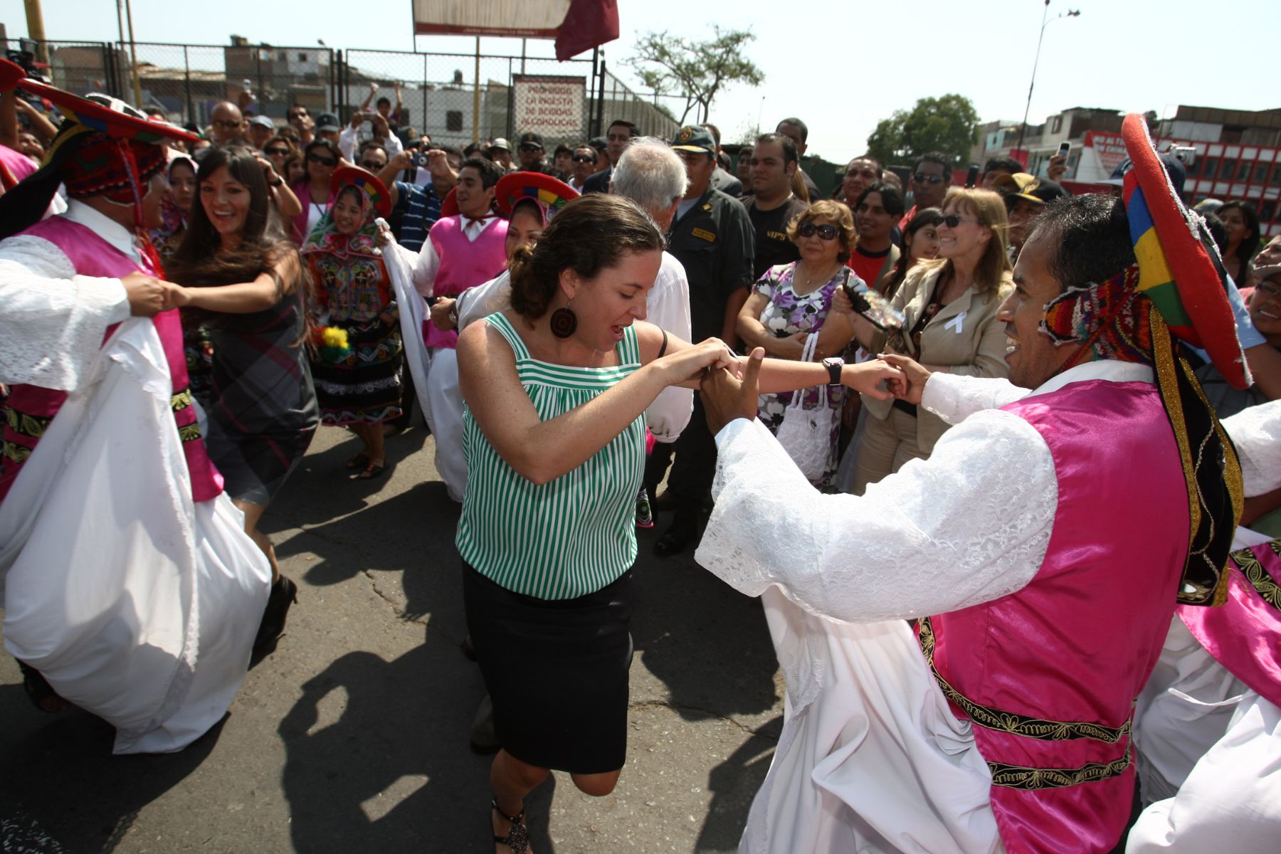 Gran Pasacalle en homenaje a Claudia Llosa y Magaly Solier en el distrito de la Victoria.
Foto:ANDINA/Jack Ramón