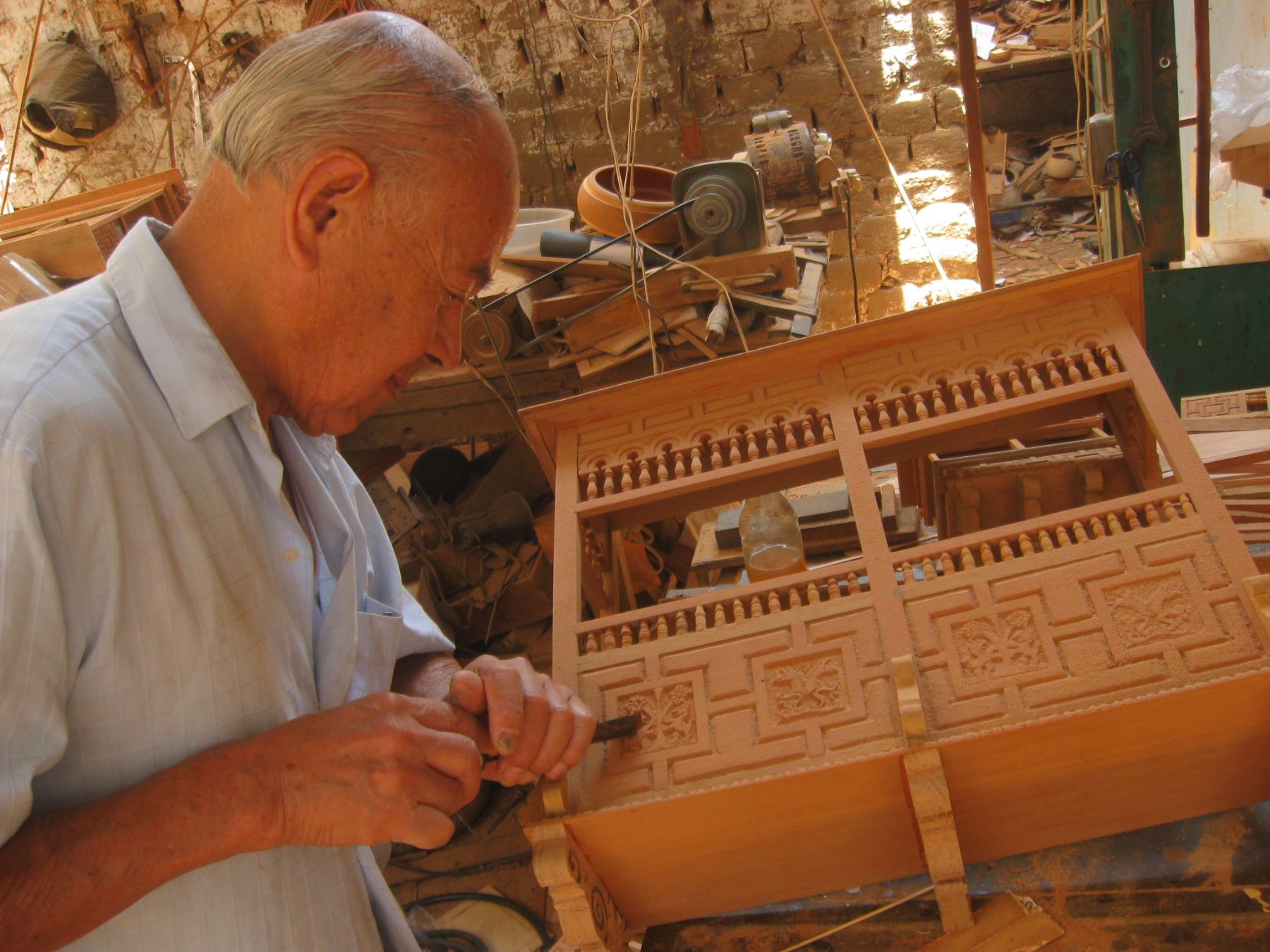 Artesano trujillano tallando pieza de madera. Foto: ANDINA/Óscar Paz.