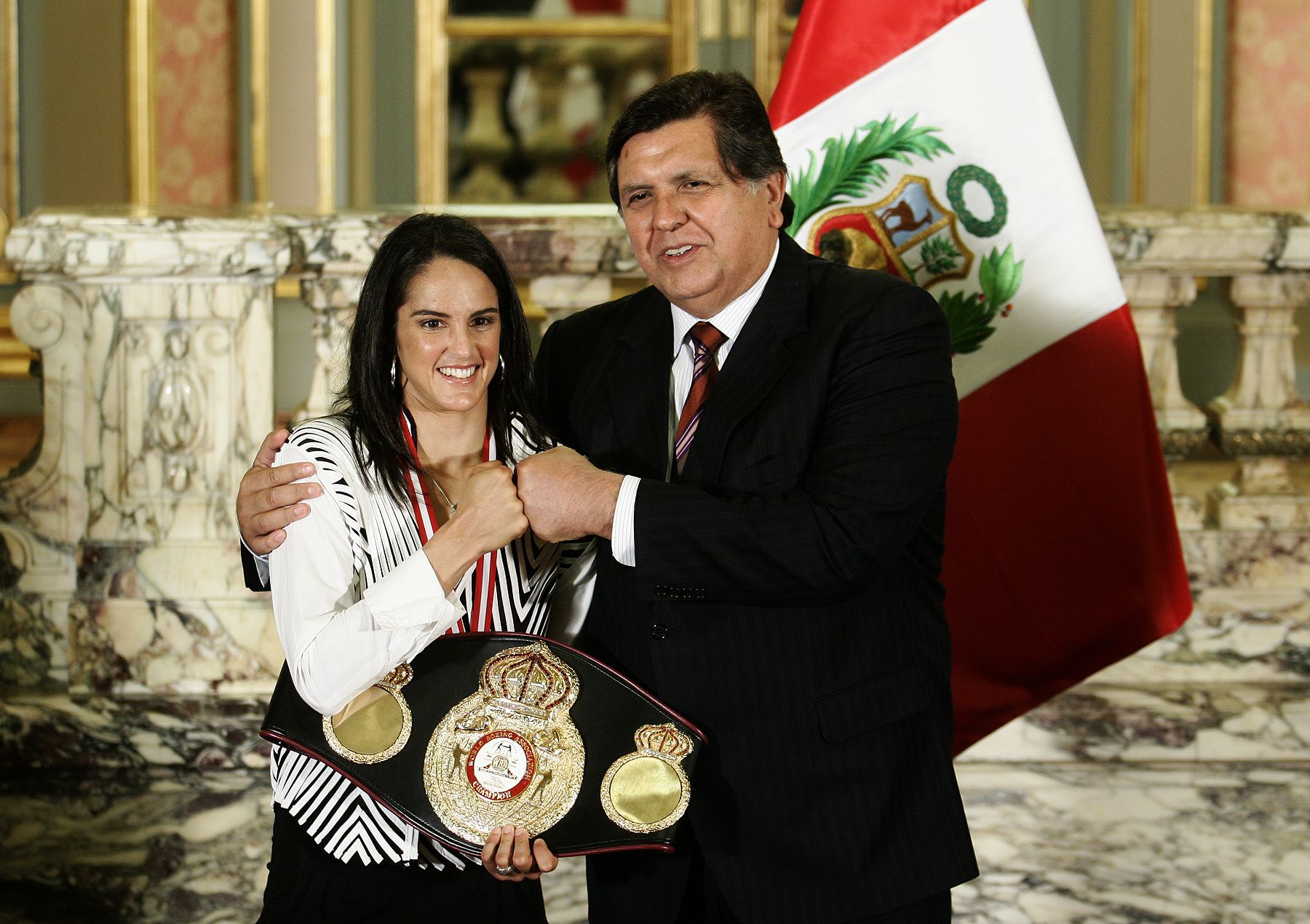 President Alan Garcia congratulates Kina Malpartida for her outstanding achievement. Photo: ANDINA / Rafael Cornejo