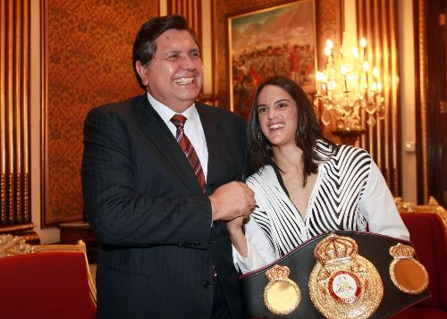 Presidente Alan García encabezó ceremonia de entrega de los Laureles Deportivos a la campeona mundial de boxeo Kina Malpartida. Foto: Dante Zegarra.