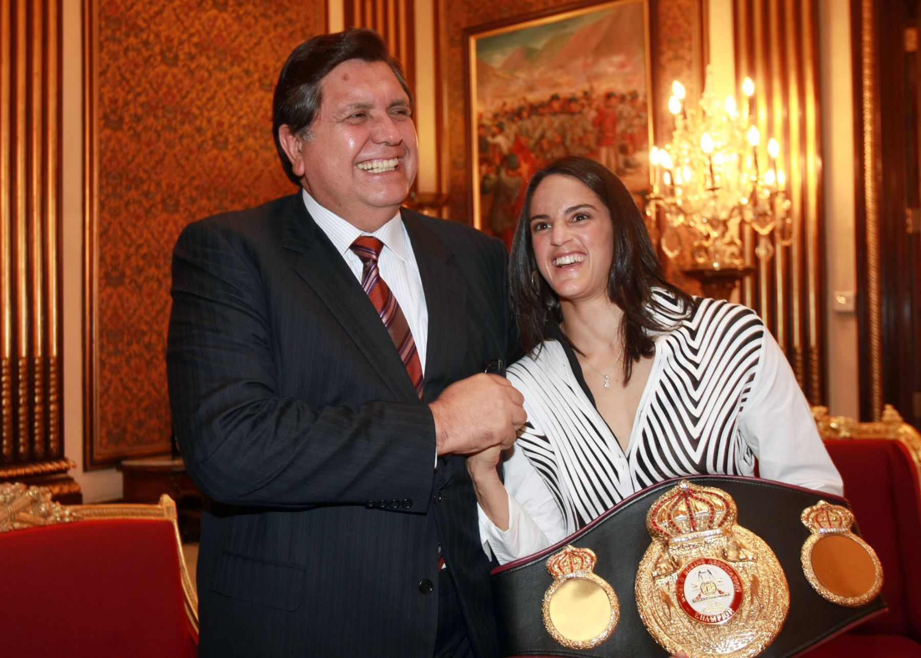 Presidente Alan García encabezó ceremonia de entrega de los Laureles Deportivos a la campeona mundial de boxeo Kina Malpartida. Foto: Dante Zegarra.