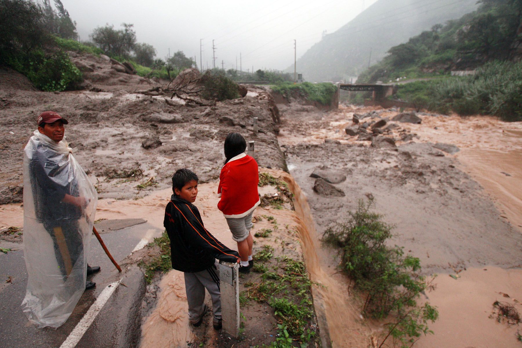 Un huayco de lodo y piedras cayo en el kilometro 65 de la carretera central. Foto: ANDINA / Carlos Lezama.