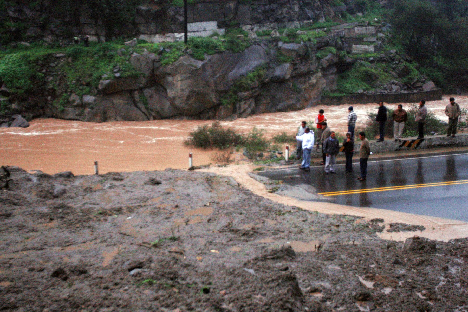 Un huayco de lodo y piedras cayo en el kilometro 65 de la carretera central. Foto: ANDINA / Carlos Lezama.